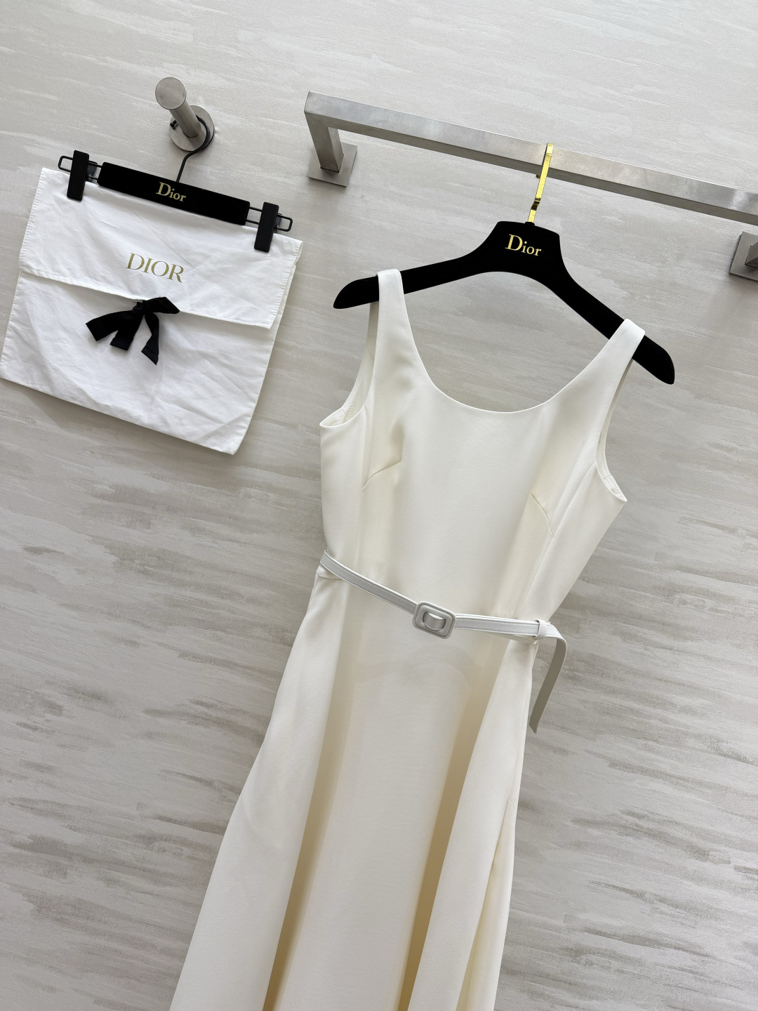 #Dio♡²⁶经典气质收腰吊带连衣裙黑白双色永恒经典，永不过时的高级感简约大方U型领，优雅修饰颈部线条细