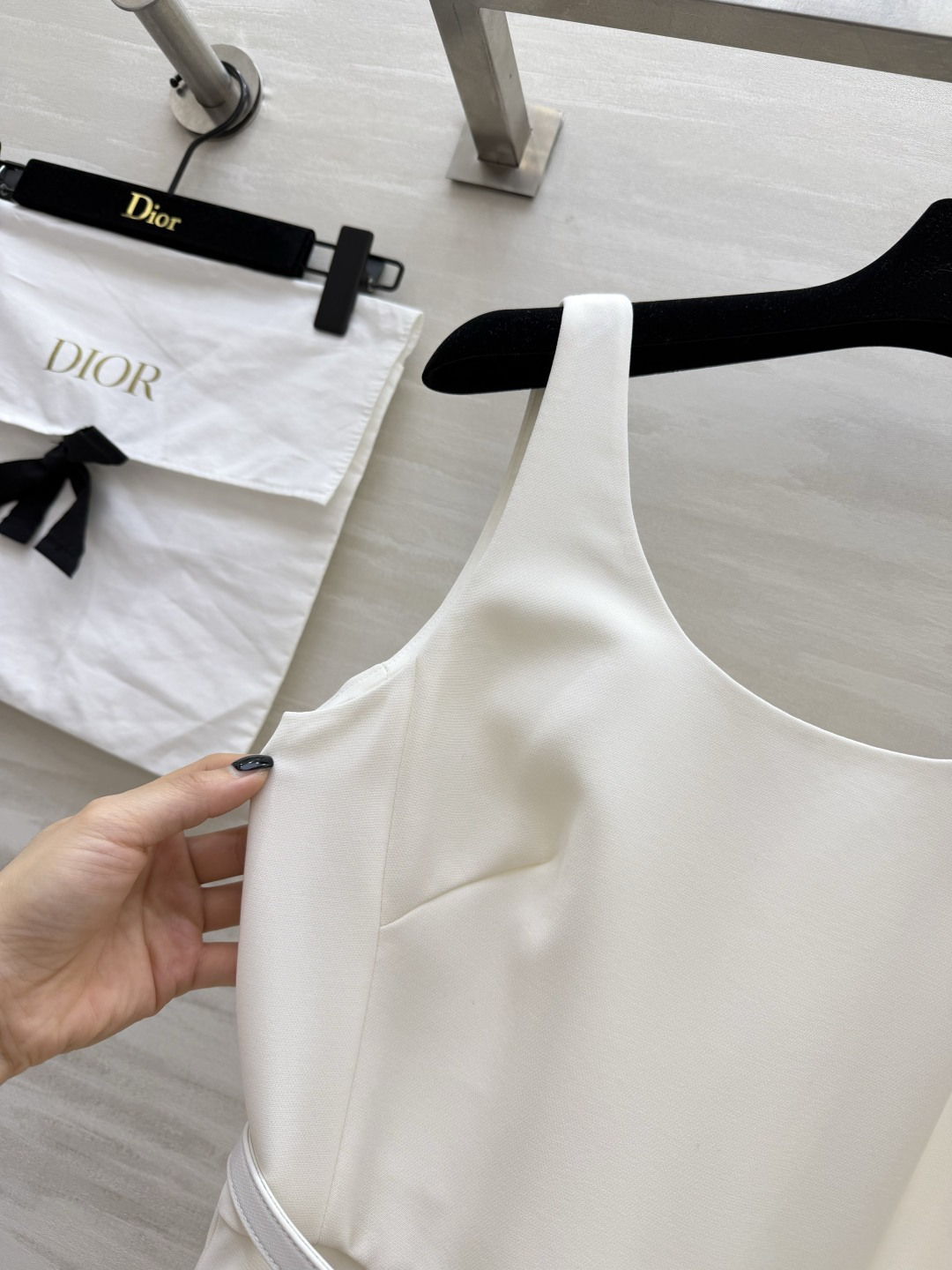 #Dio♡²⁶经典气质收腰吊带连衣裙黑白双色永恒经典，永不过时的高级感简约大方U型领，优雅修饰颈部线条细