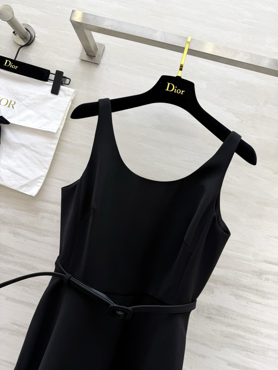 #Dio♡²⁶经典气质收腰吊带连衣裙黑白双色永恒经典，永不过时的高级感简约大方U型领，优雅修饰颈部线条细