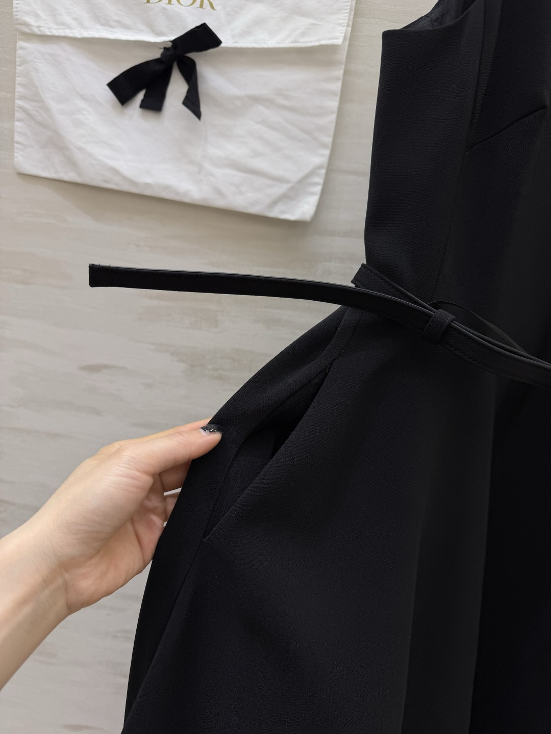 #Dio♡²⁶经典气质收腰吊带连衣裙黑白双色永恒经典，永不过时的高级感简约大方U型领，优雅修饰颈部线条细