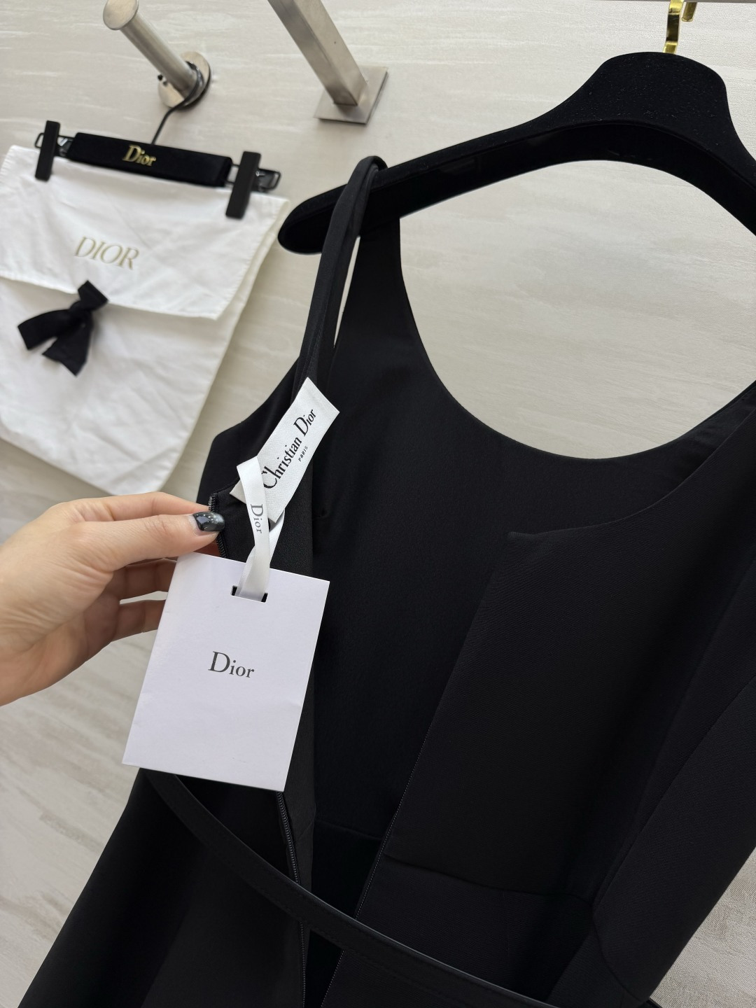 #Dio♡²⁶经典气质收腰吊带连衣裙黑白双色永恒经典，永不过时的高级感简约大方U型领，优雅修饰颈部线条细