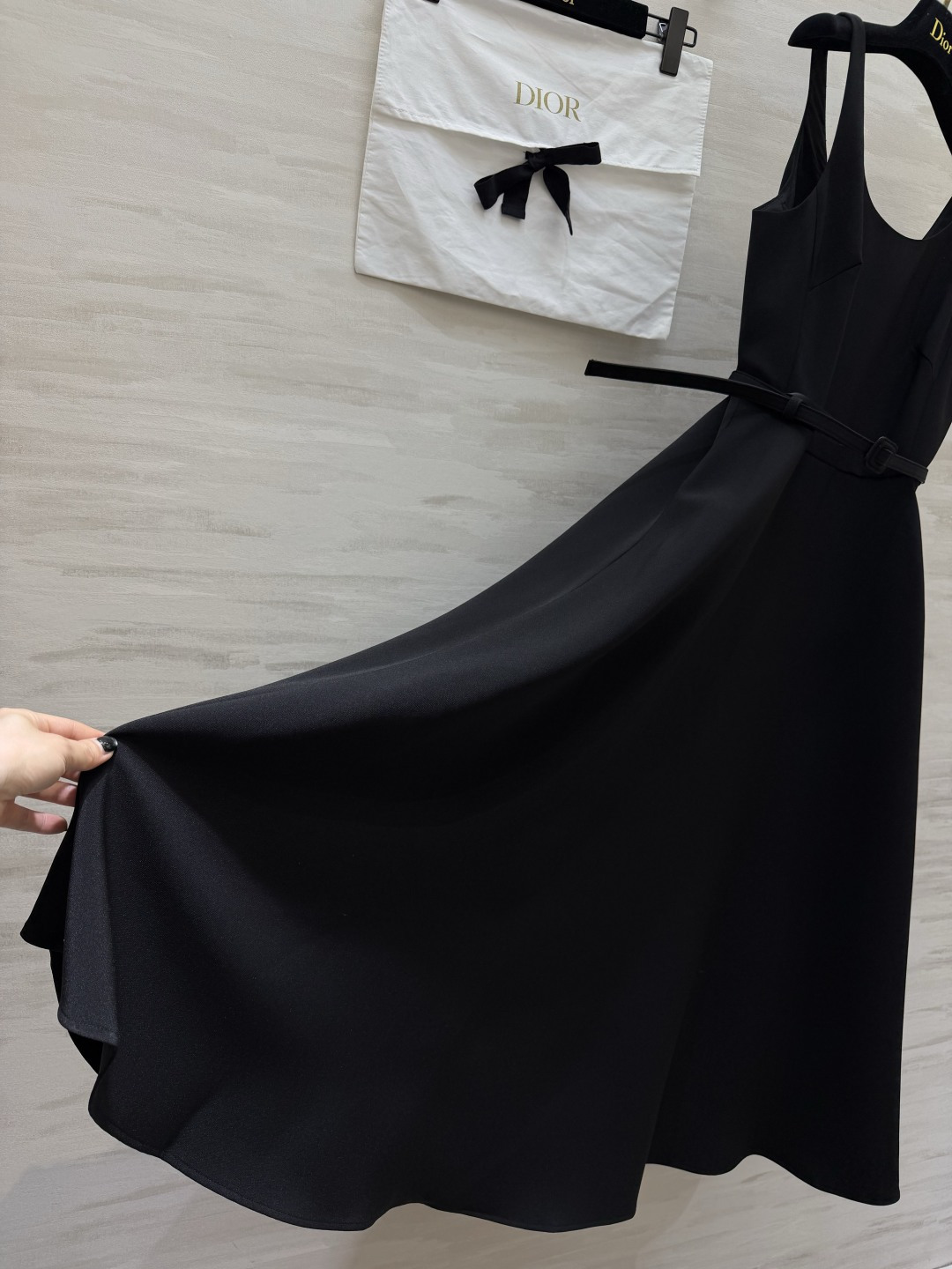 #Dio♡²⁶经典气质收腰吊带连衣裙黑白双色永恒经典，永不过时的高级感简约大方U型领，优雅修饰颈部线条细