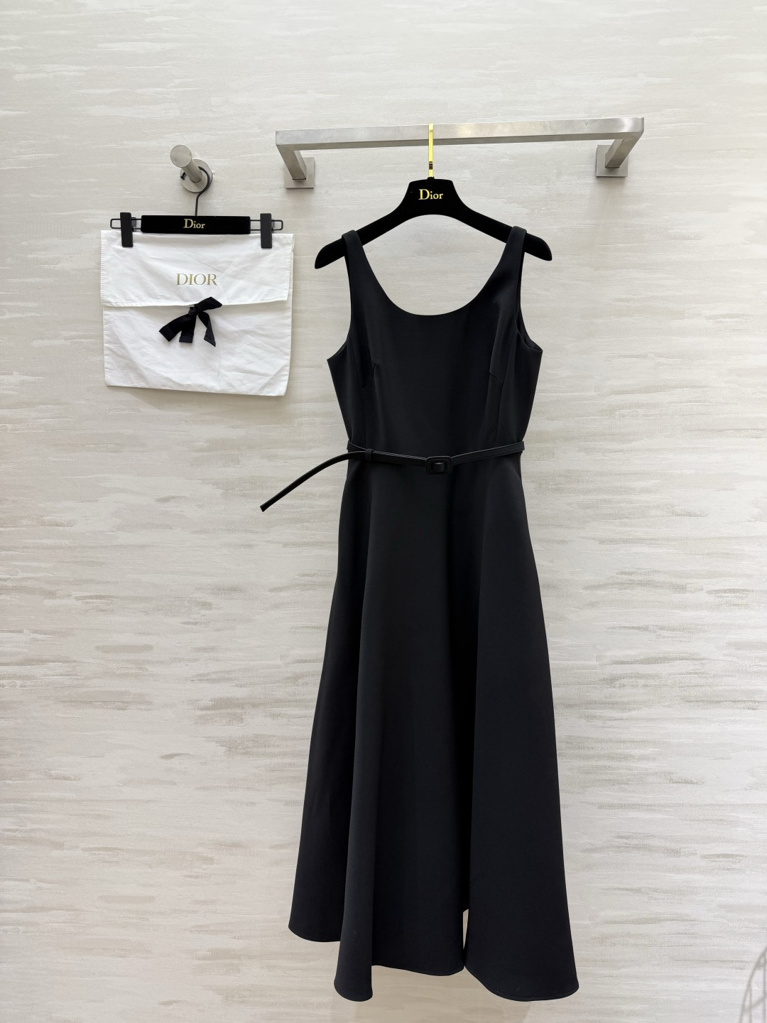 #Dio♡²⁶经典气质收腰吊带连衣裙黑白双色永恒经典，永不过时的高级感简约大方U型领，优雅修饰颈部线条细