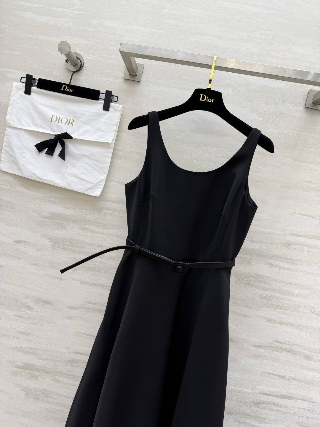 #Dio♡²⁶经典气质收腰吊带连衣裙黑白双色永恒经典，永不过时的高级感简约大方U型领，优雅修饰颈部线条细