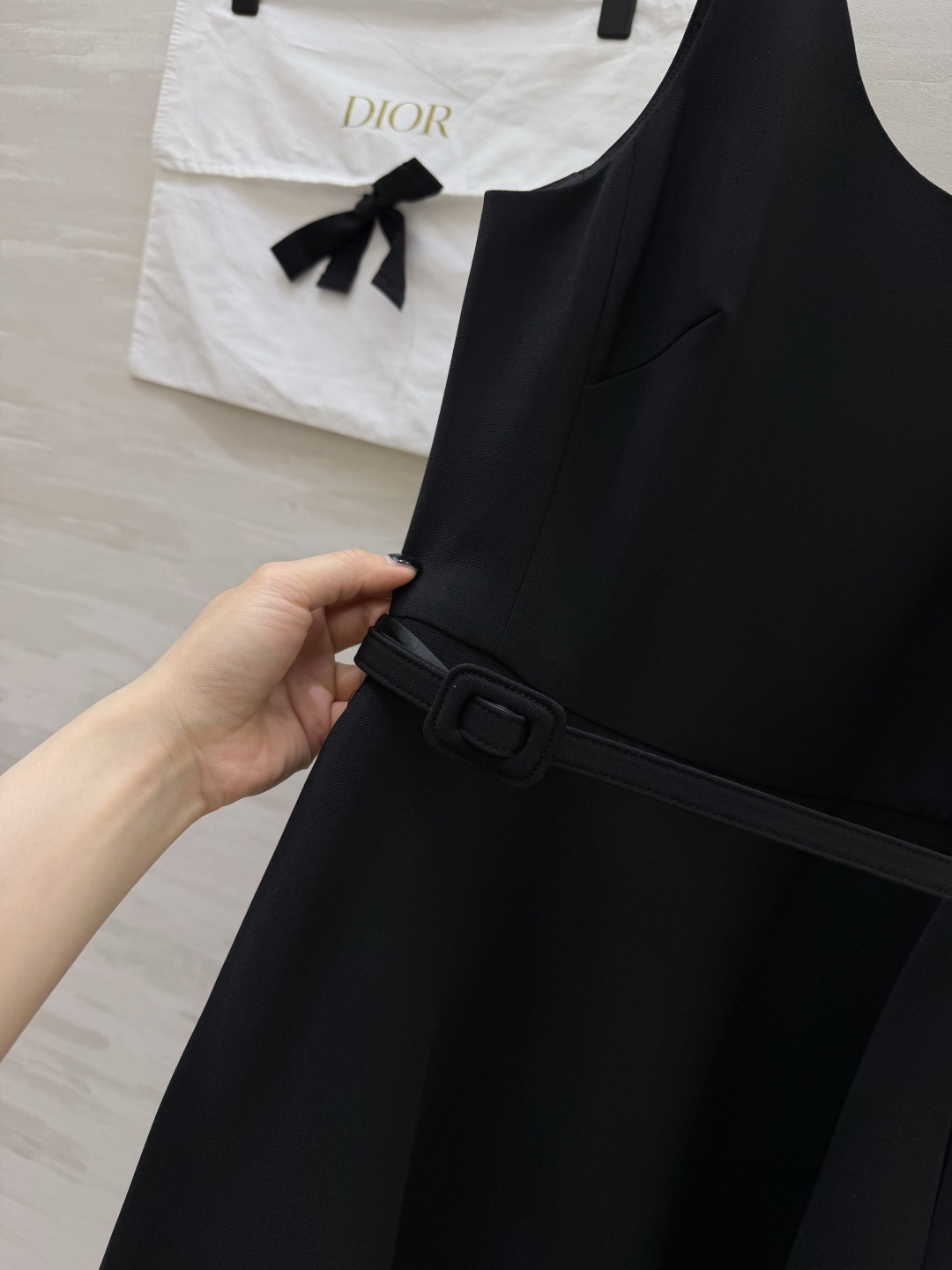#Dio♡²⁶经典气质收腰吊带连衣裙黑白双色永恒经典，永不过时的高级感简约大方U型领，优雅修饰颈部线条细