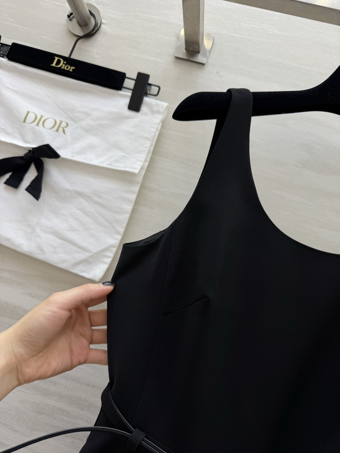 #Dio♡²⁶经典气质收腰吊带连衣裙黑白双色永恒经典，永不过时的高级感简约大方U型领，优雅修饰颈部线条细