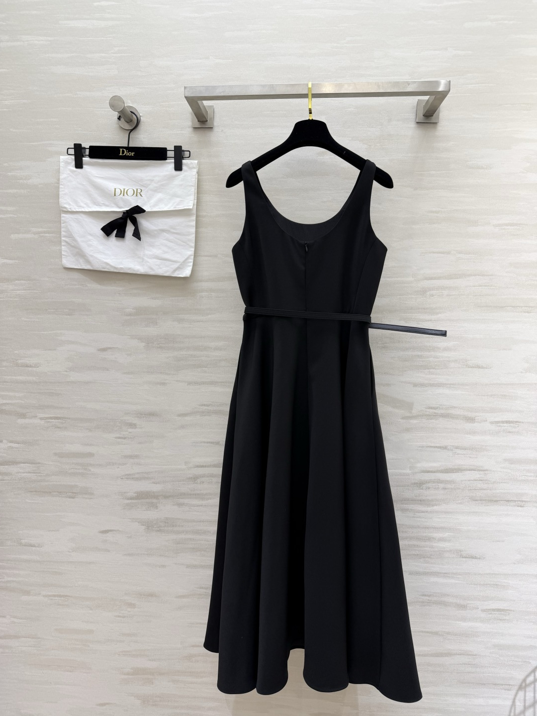 #Dio♡²⁶经典气质收腰吊带连衣裙黑白双色永恒经典，永不过时的高级感简约大方U型领，优雅修饰颈部线条细
