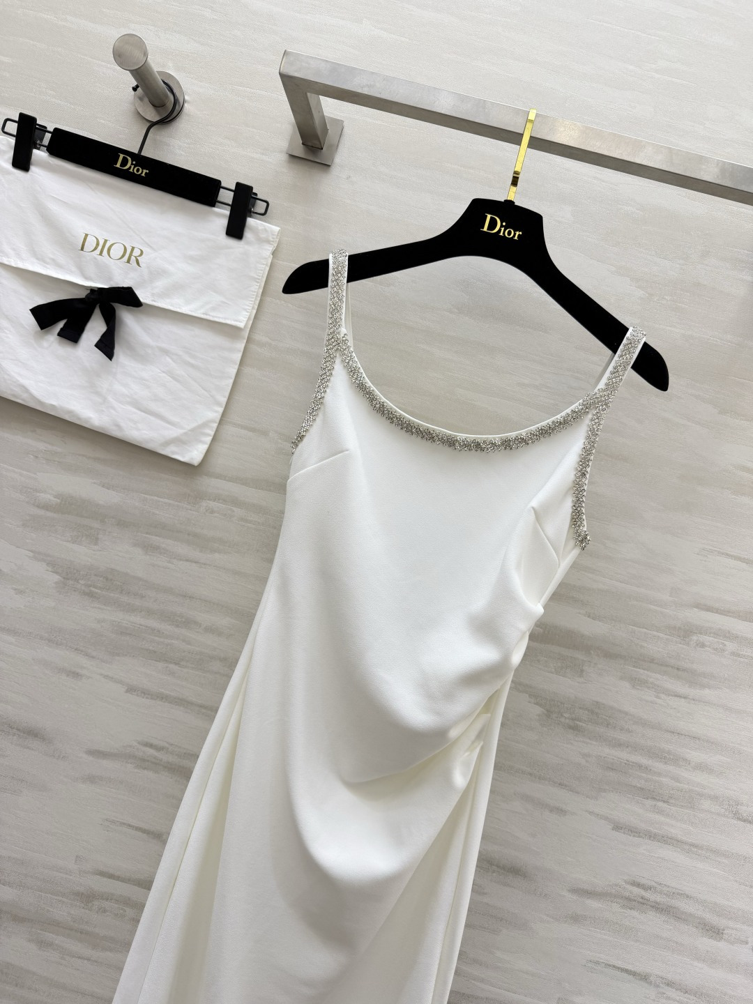 #Dio♡²⁶经典水钻吊带礼服连衣裙黑白双色，解锁两种极致优雅🤍🖤领口肩带满镶精致水钻，细闪高级氛围感拉