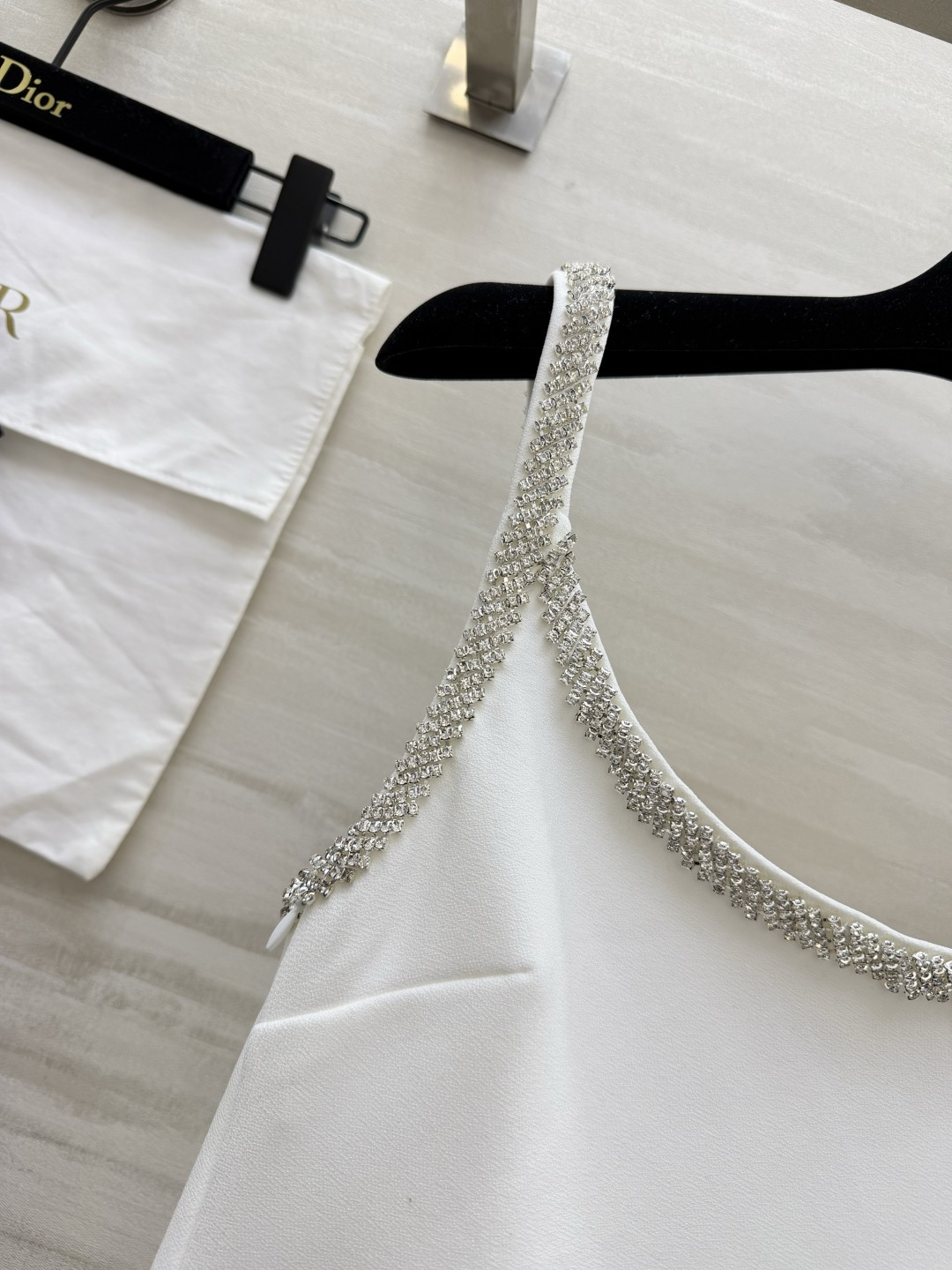 #Dio♡²⁶经典水钻吊带礼服连衣裙黑白双色，解锁两种极致优雅🤍🖤领口肩带满镶精致水钻，细闪高级氛围感拉