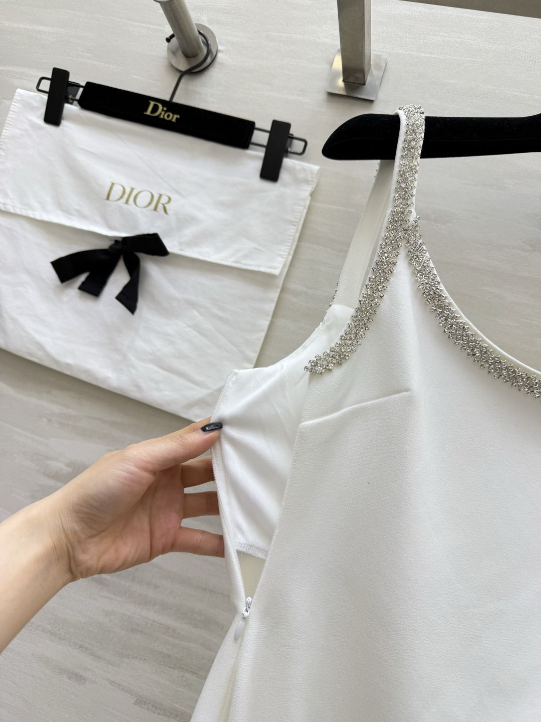 #Dio♡²⁶经典水钻吊带礼服连衣裙黑白双色，解锁两种极致优雅🤍🖤领口肩带满镶精致水钻，细闪高级氛围感拉