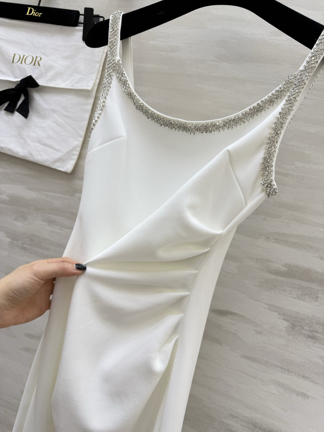 #Dio♡²⁶经典水钻吊带礼服连衣裙黑白双色，解锁两种极致优雅🤍🖤领口肩带满镶精致水钻，细闪高级氛围感拉