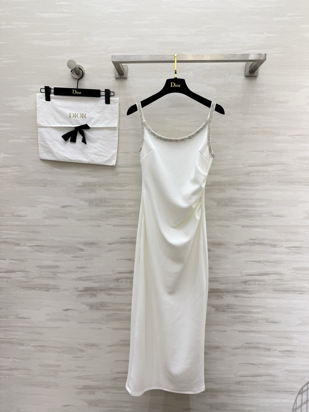 #Dio♡²⁶经典水钻吊带礼服连衣裙黑白双色，解锁两种极致优雅🤍🖤领口肩带满镶精致水钻，细闪高级氛围感拉