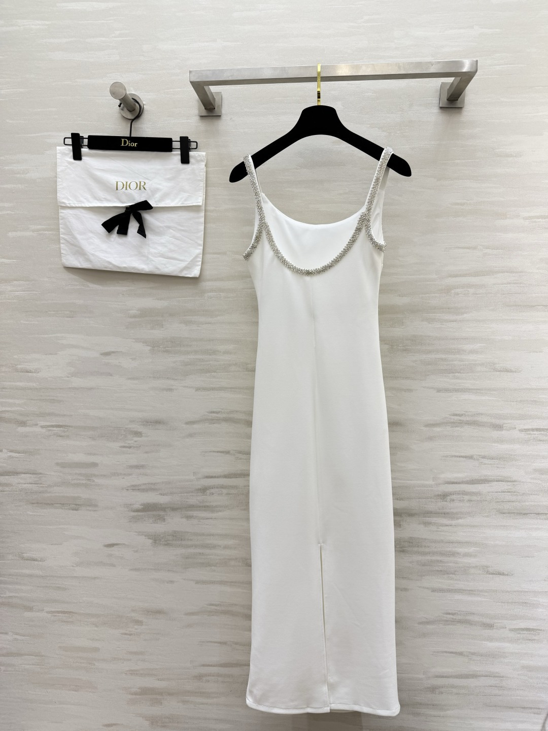 #Dio♡²⁶经典水钻吊带礼服连衣裙黑白双色，解锁两种极致优雅🤍🖤领口肩带满镶精致水钻，细闪高级氛围感拉