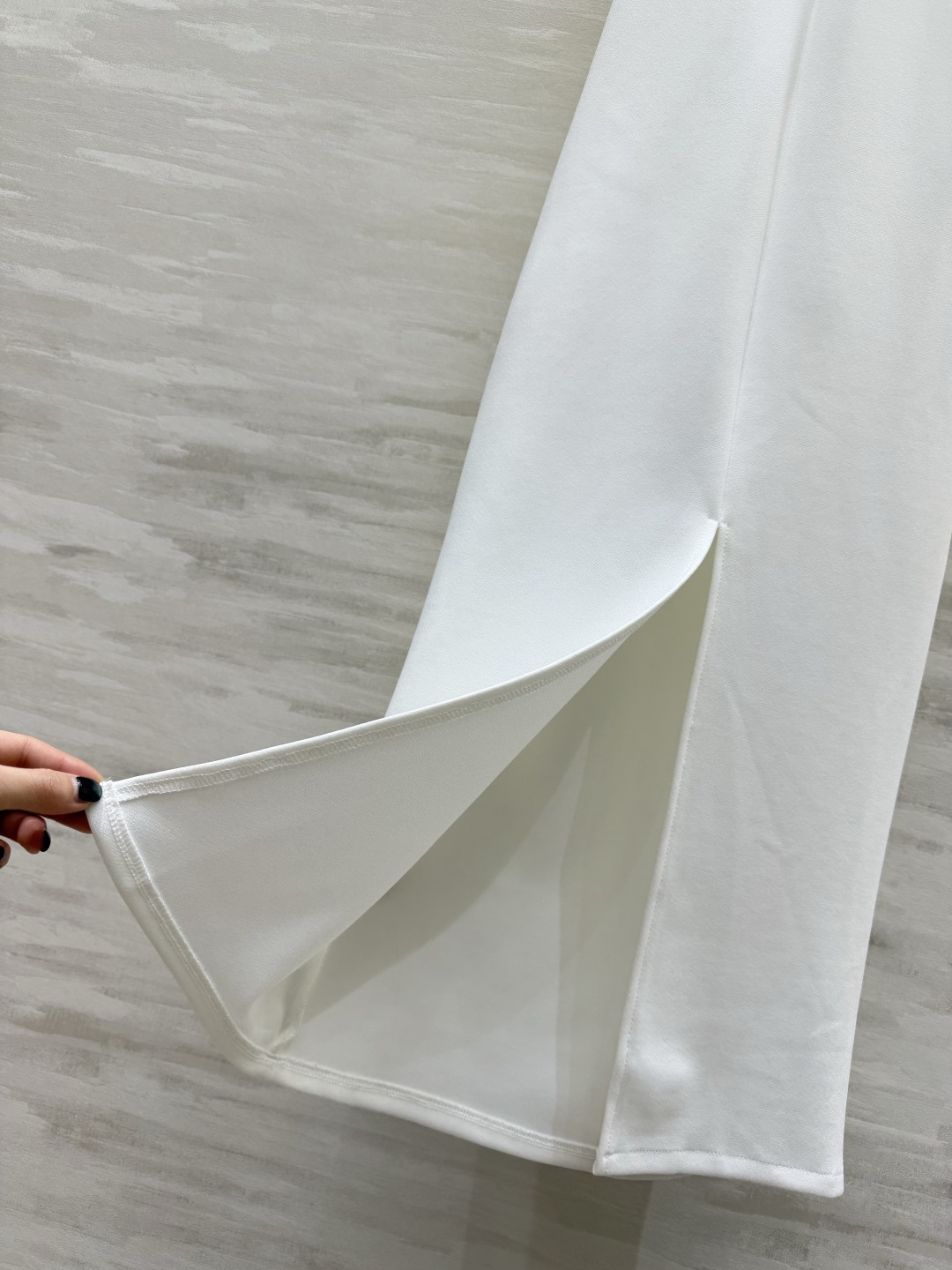 #Dio♡²⁶经典水钻吊带礼服连衣裙黑白双色，解锁两种极致优雅🤍🖤领口肩带满镶精致水钻，细闪高级氛围感拉