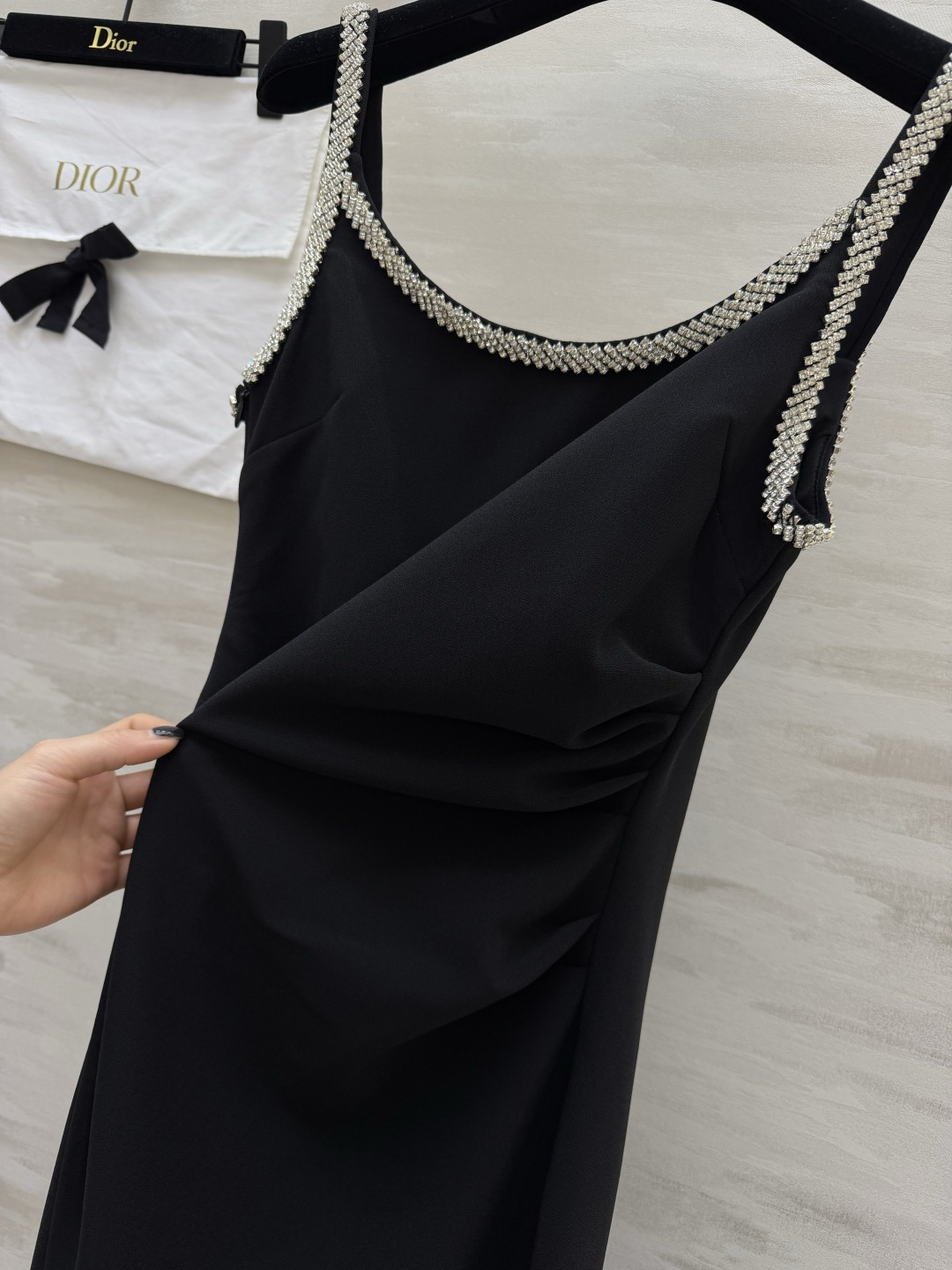 #Dio♡²⁶经典水钻吊带礼服连衣裙黑白双色，解锁两种极致优雅🤍🖤领口肩带满镶精致水钻，细闪高级氛围感拉
