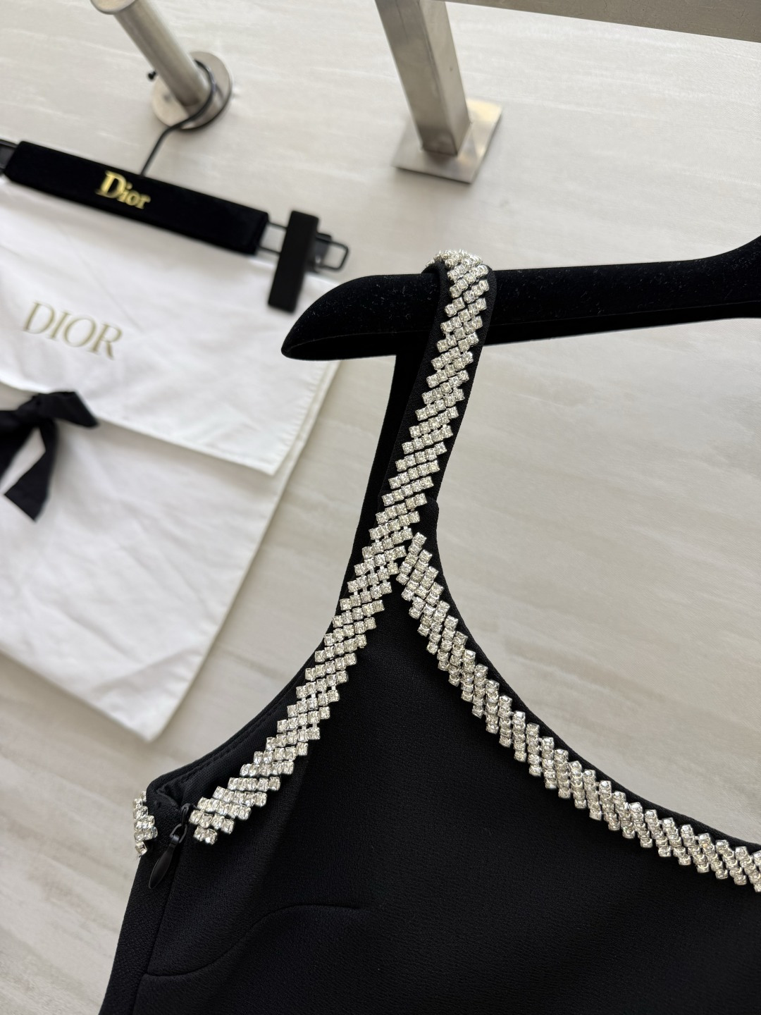 #Dio♡²⁶经典水钻吊带礼服连衣裙黑白双色，解锁两种极致优雅🤍🖤领口肩带满镶精致水钻，细闪高级氛围感拉