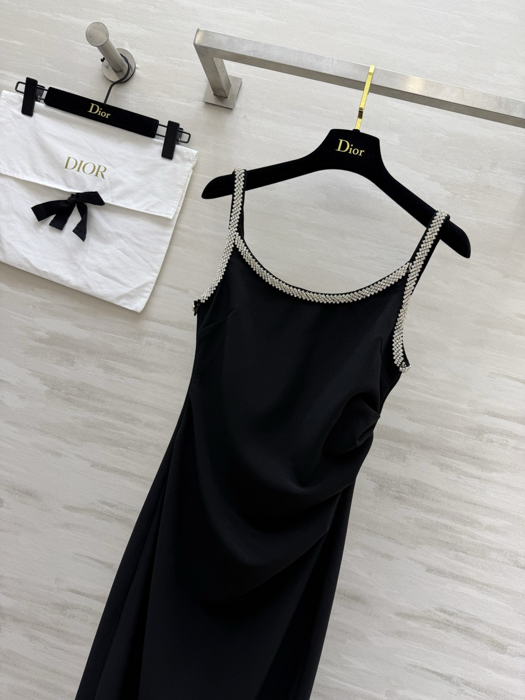 #Dio♡²⁶经典水钻吊带礼服连衣裙黑白双色，解锁两种极致优雅🤍🖤领口肩带满镶精致水钻，细闪高级氛围感拉
