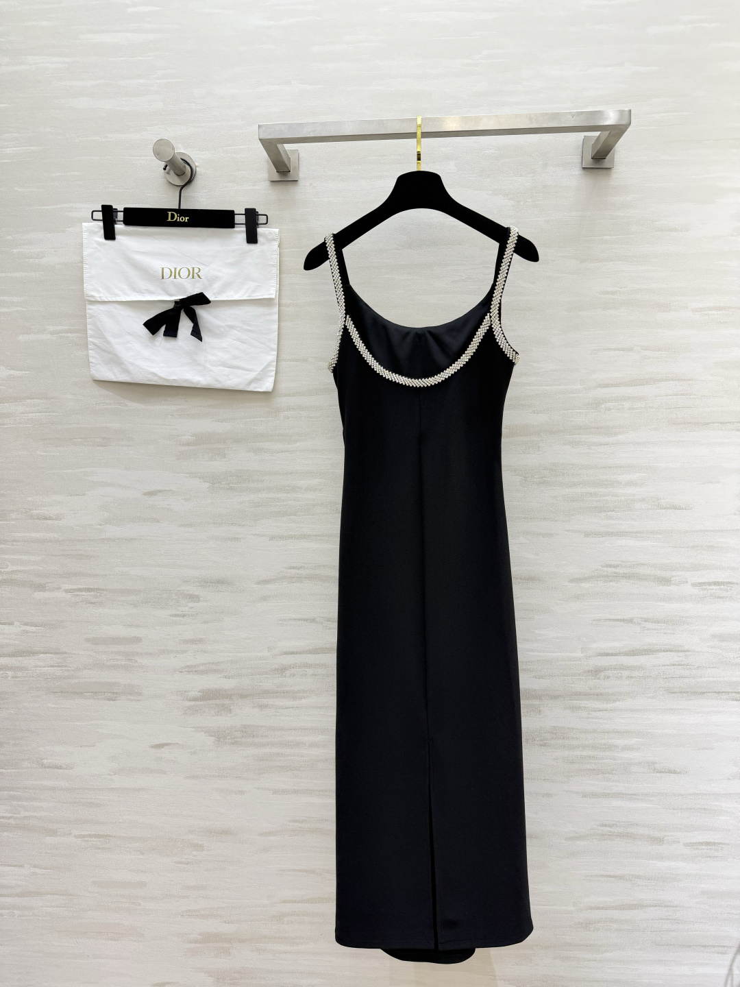 #Dio♡²⁶经典水钻吊带礼服连衣裙黑白双色，解锁两种极致优雅🤍🖤领口肩带满镶精致水钻，细闪高级氛围感拉