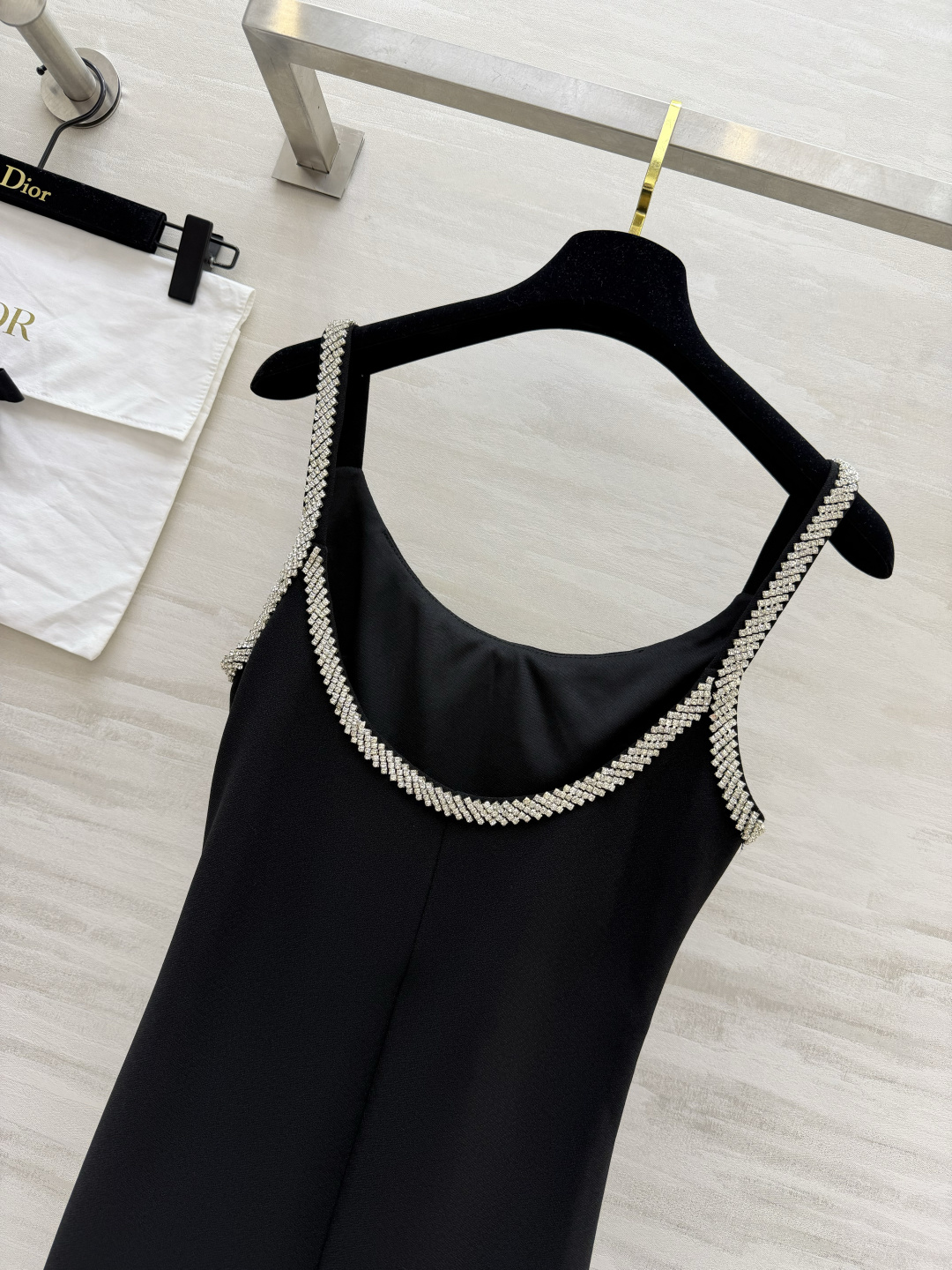 #Dio♡²⁶经典水钻吊带礼服连衣裙黑白双色，解锁两种极致优雅🤍🖤领口肩带满镶精致水钻，细闪高级氛围感拉