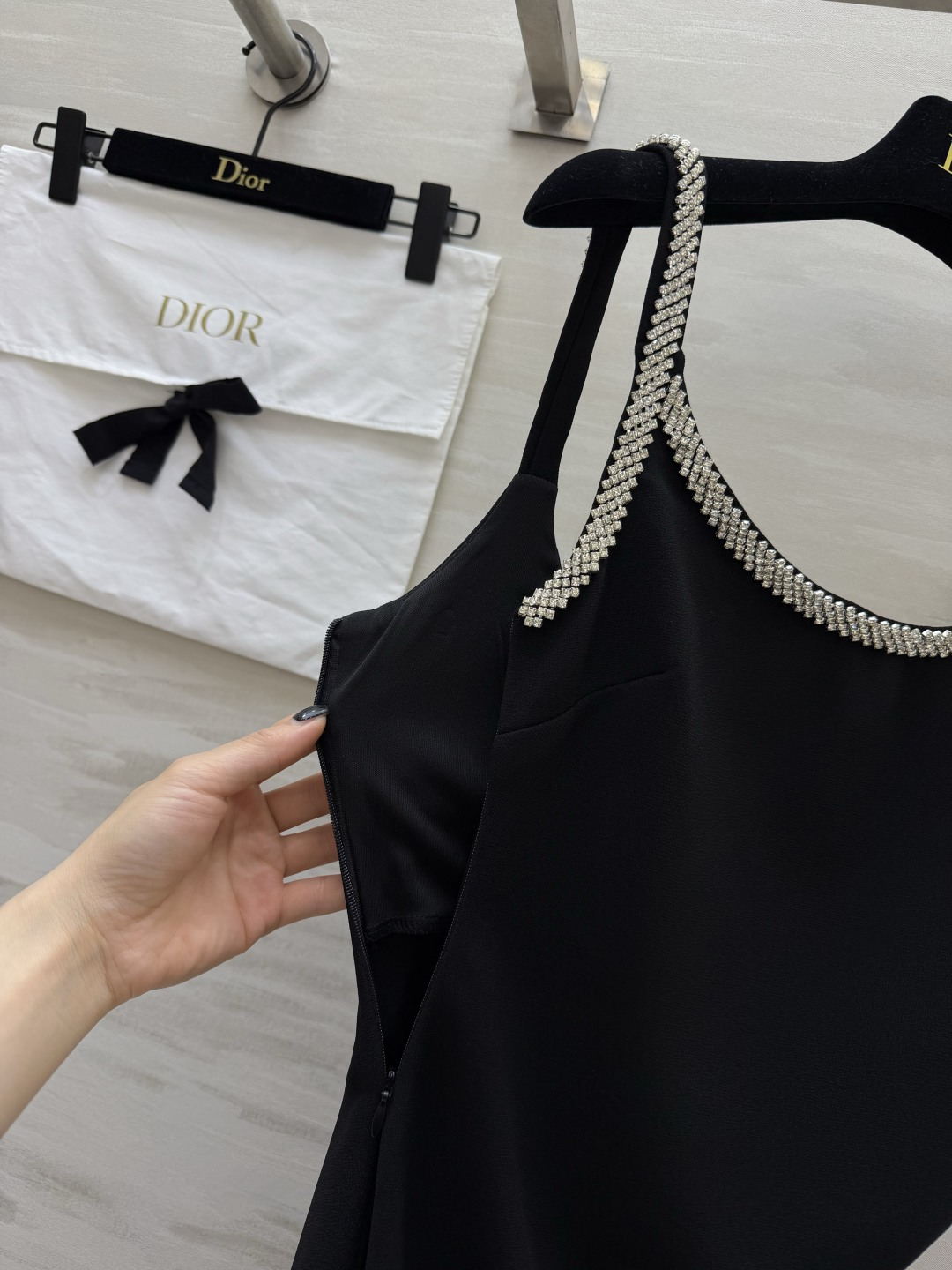 #Dio♡²⁶经典水钻吊带礼服连衣裙黑白双色，解锁两种极致优雅🤍🖤领口肩带满镶精致水钻，细闪高级氛围感拉