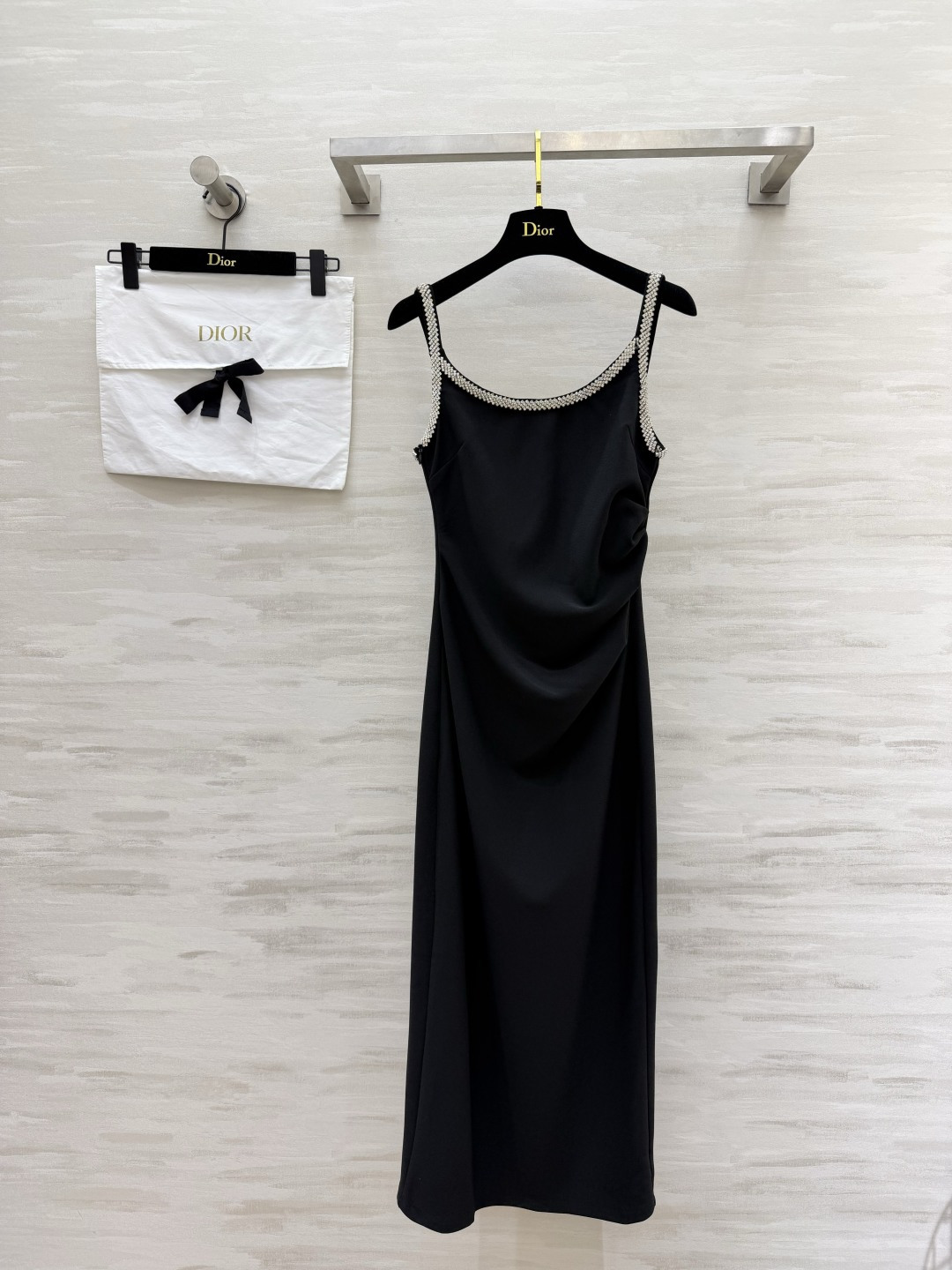 #Dio♡²⁶经典水钻吊带礼服连衣裙黑白双色，解锁两种极致优雅🤍🖤领口肩带满镶精致水钻，细闪高级氛围感拉