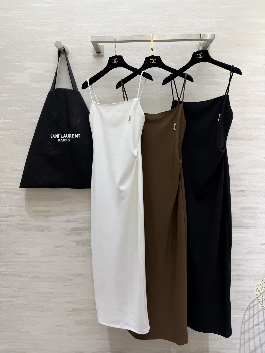 #YSL²⁶经典气质细吊带长裙三色高级封神配色🤍🤎🖤简约一字方领 精致金属小标点缀恰到好处的收褶剪裁 悄