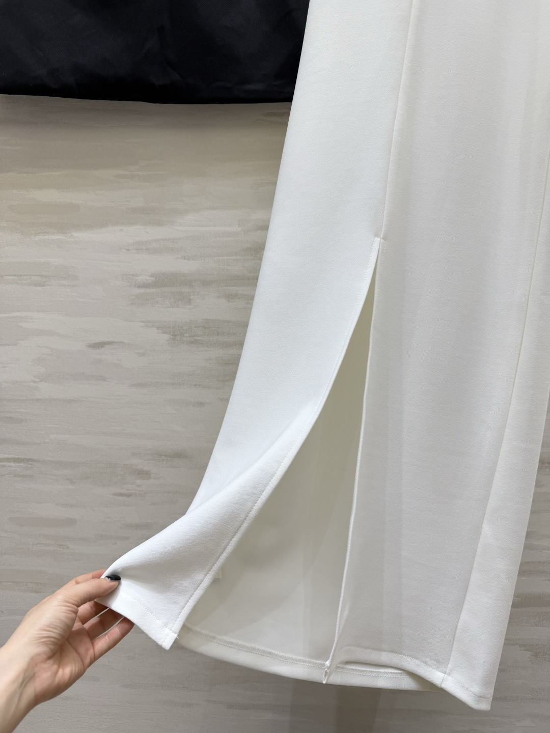 #YSL²⁶经典气质细吊带长裙三色高级封神配色🤍🤎🖤简约一字方领 精致金属小标点缀恰到好处的收褶剪裁 悄