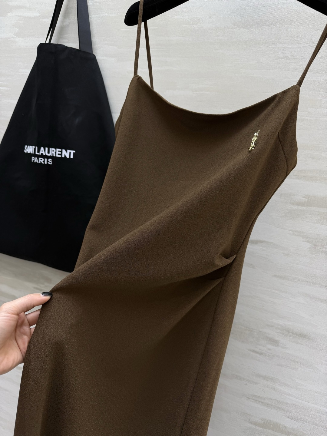 #YSL²⁶经典气质细吊带长裙三色高级封神配色🤍🤎🖤简约一字方领 精致金属小标点缀恰到好处的收褶剪裁 悄