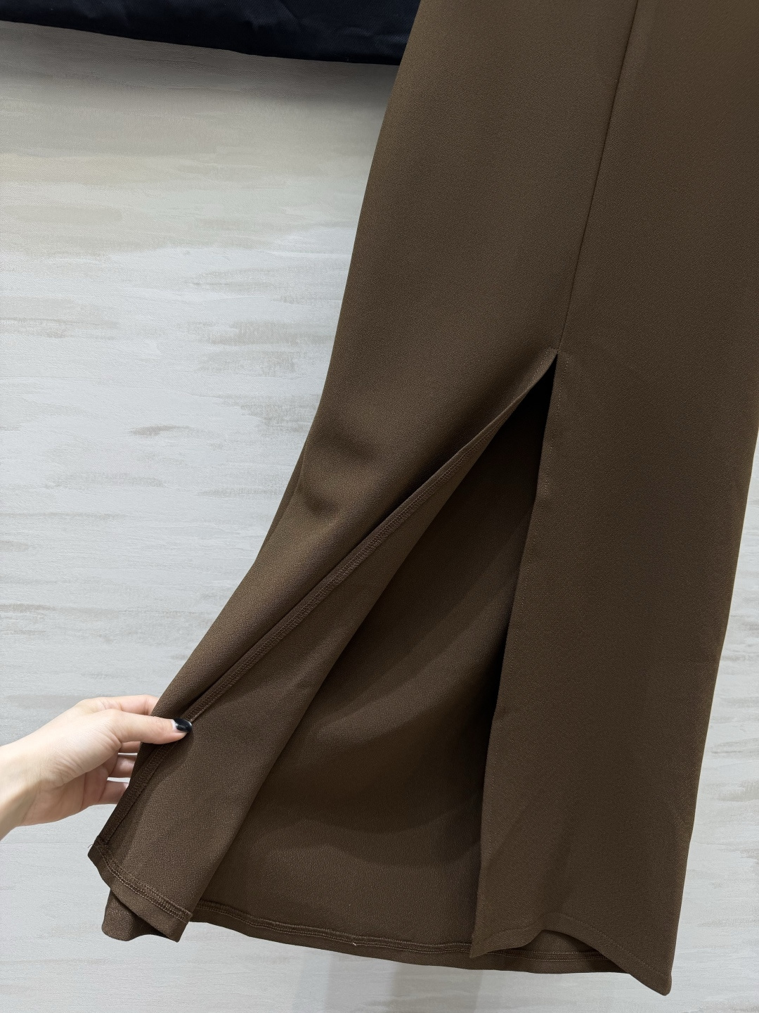 #YSL²⁶经典气质细吊带长裙三色高级封神配色🤍🤎🖤简约一字方领 精致金属小标点缀恰到好处的收褶剪裁 悄