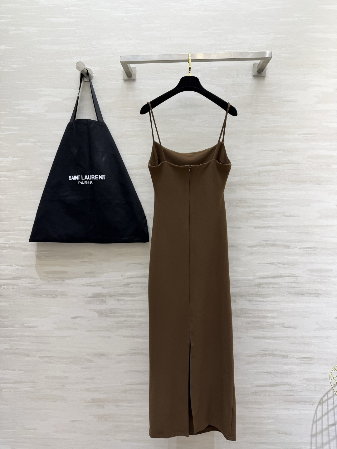 #YSL²⁶经典气质细吊带长裙三色高级封神配色🤍🤎🖤简约一字方领 精致金属小标点缀恰到好处的收褶剪裁 悄