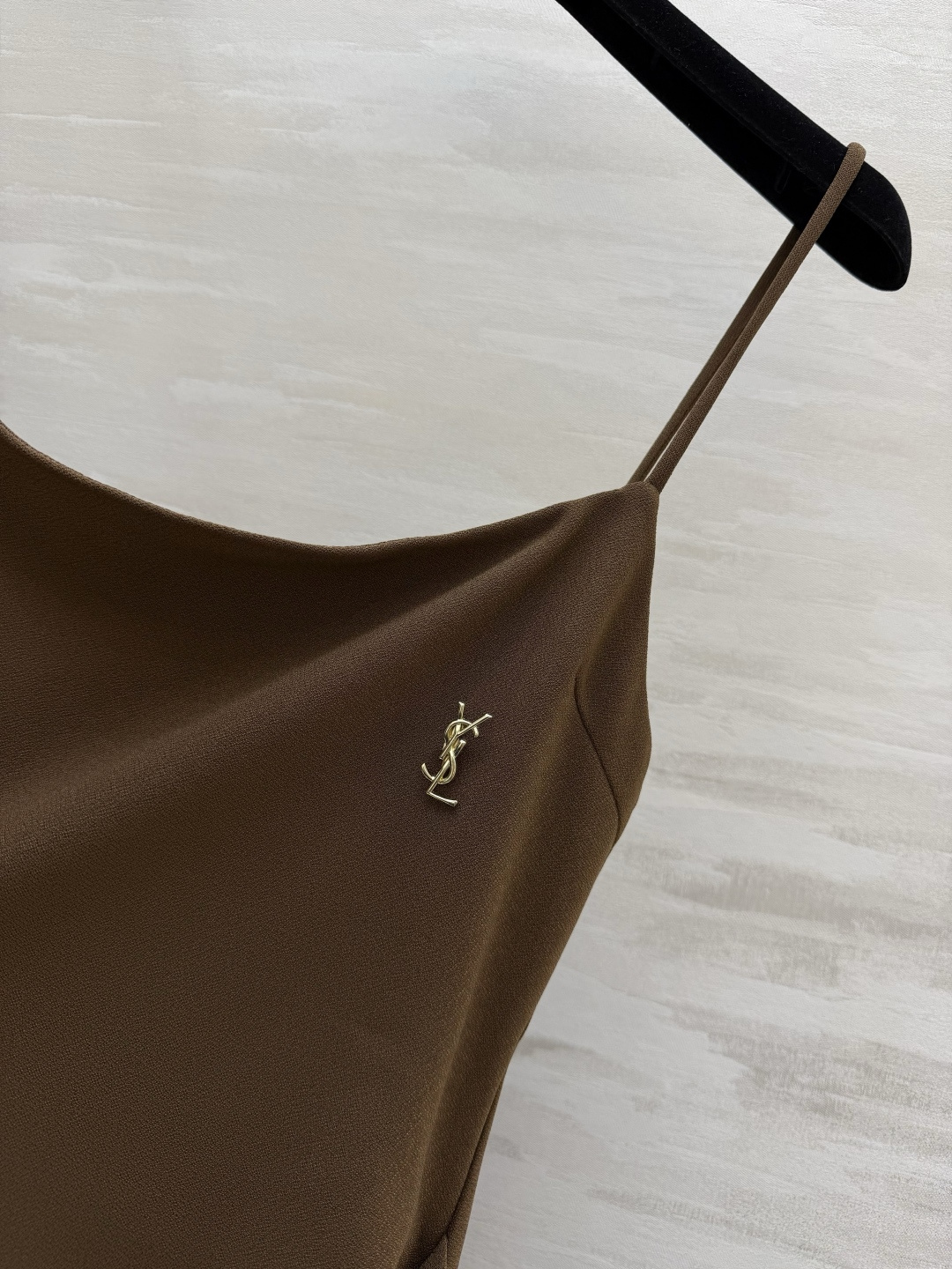 #YSL²⁶经典气质细吊带长裙三色高级封神配色🤍🤎🖤简约一字方领 精致金属小标点缀恰到好处的收褶剪裁 悄