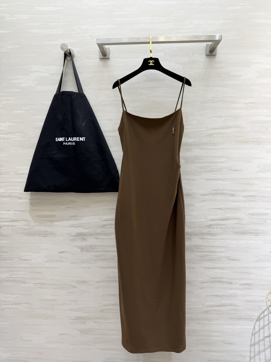 #YSL²⁶经典气质细吊带长裙三色高级封神配色🤍🤎🖤简约一字方领 精致金属小标点缀恰到好处的收褶剪裁 悄