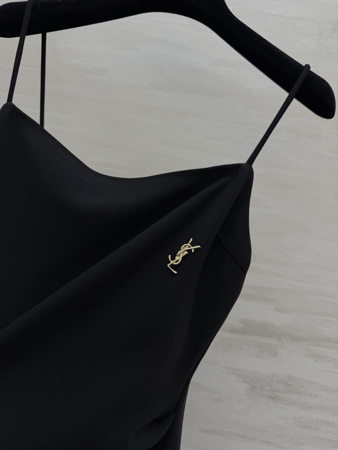 #YSL²⁶经典气质细吊带长裙三色高级封神配色🤍🤎🖤简约一字方领 精致金属小标点缀恰到好处的收褶剪裁 悄