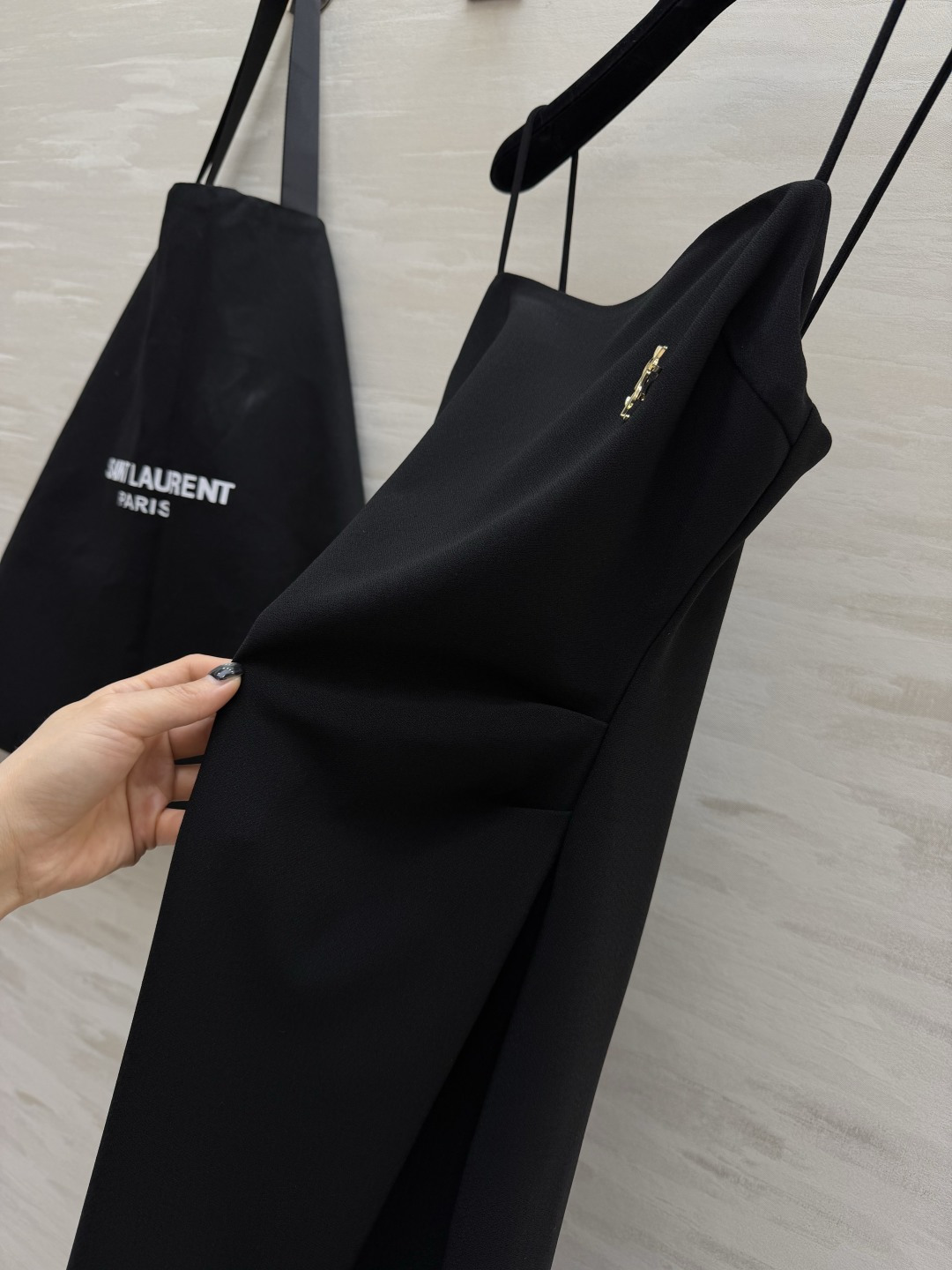 #YSL²⁶经典气质细吊带长裙三色高级封神配色🤍🤎🖤简约一字方领 精致金属小标点缀恰到好处的收褶剪裁 悄