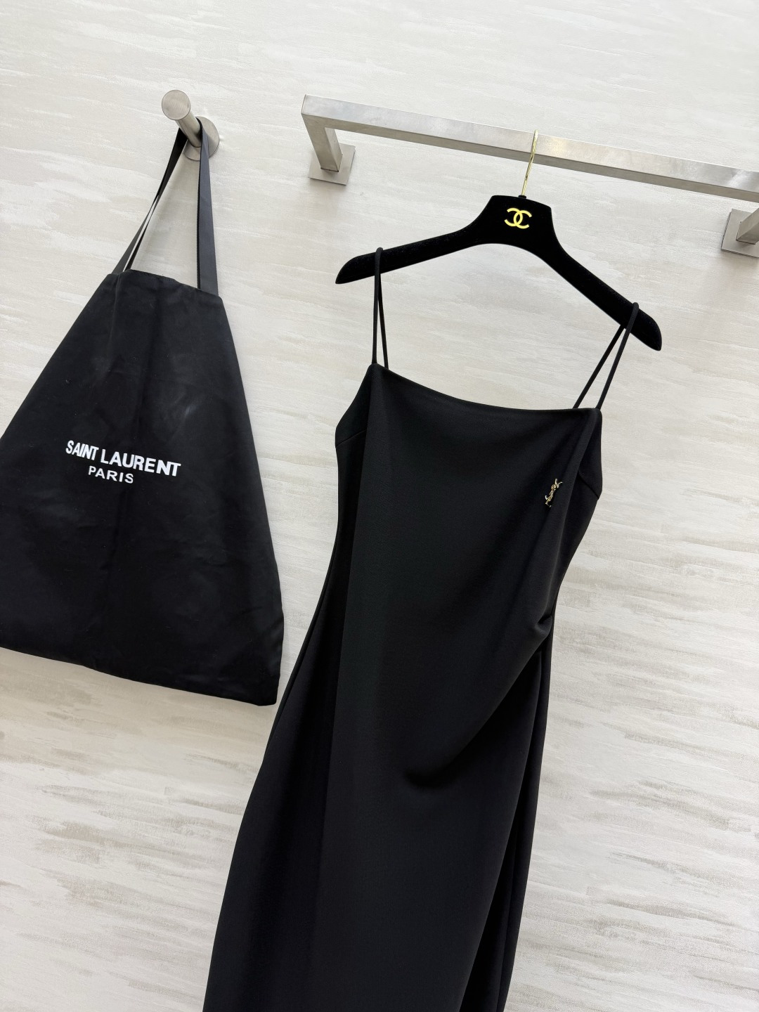 #YSL²⁶经典气质细吊带长裙三色高级封神配色🤍🤎🖤简约一字方领 精致金属小标点缀恰到好处的收褶剪裁 悄