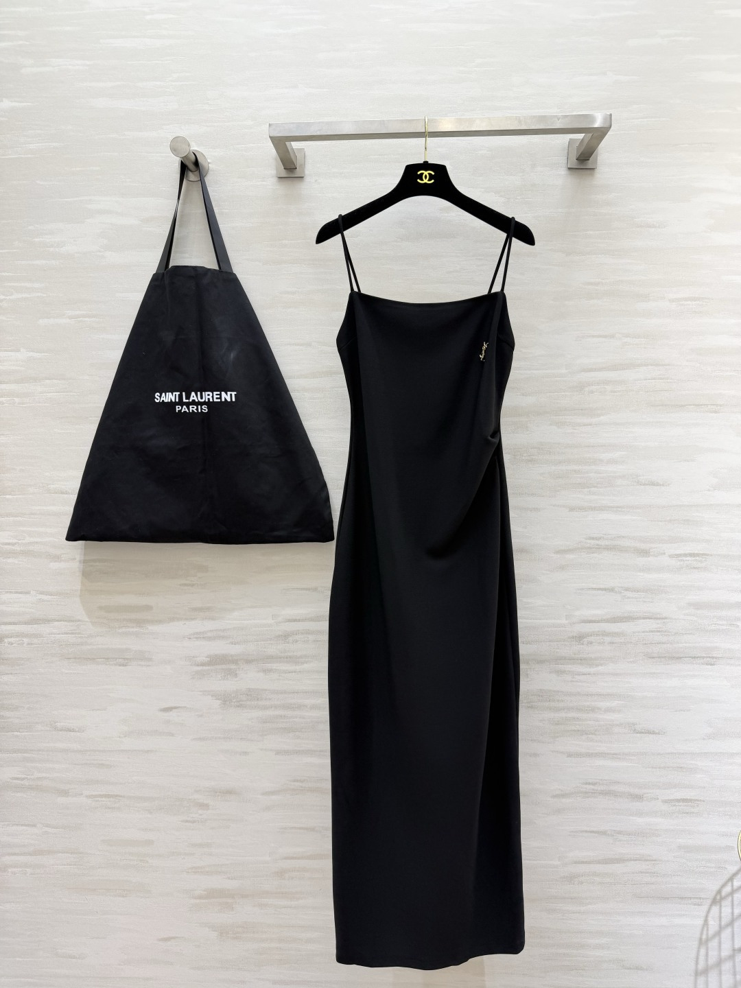 #YSL²⁶经典气质细吊带长裙三色高级封神配色🤍🤎🖤简约一字方领 精致金属小标点缀恰到好处的收褶剪裁 悄
