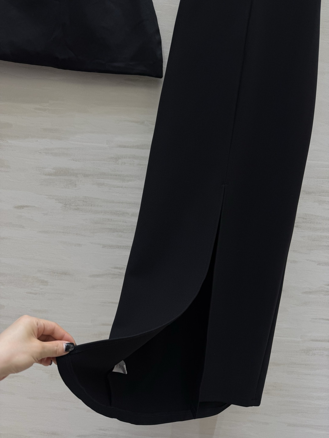 #YSL²⁶经典气质细吊带长裙三色高级封神配色🤍🤎🖤简约一字方领 精致金属小标点缀恰到好处的收褶剪裁 悄