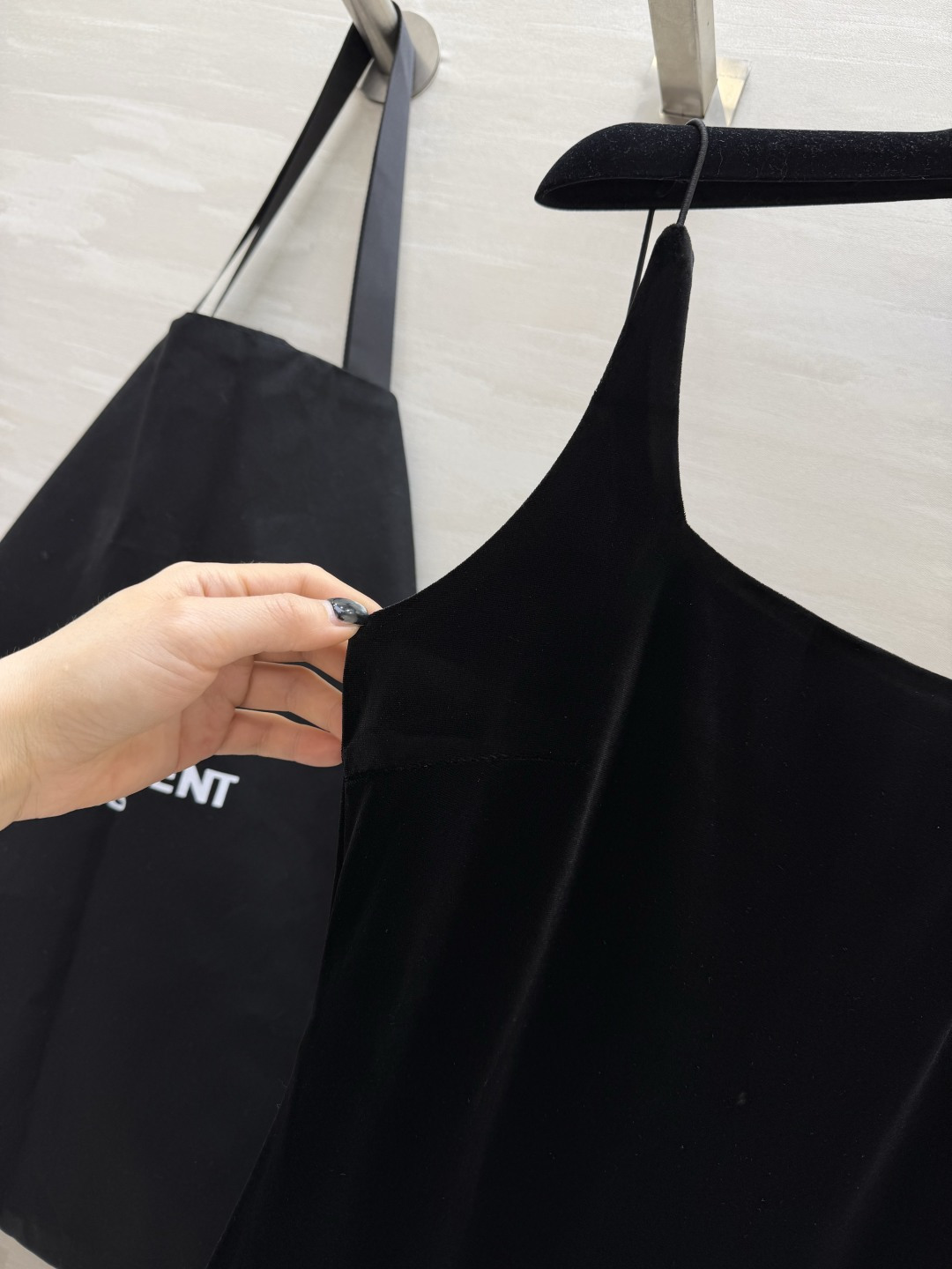 ꫛꫀꪝ今日新品🌟🛒品牌：YSL²⁶新品🖤：“𝑀𝑎𝑡𝑐ℎ𝑚𝑎𝑘𝑒𝑟 • 丝绒裙 ———『吊带裙』 字母胸针