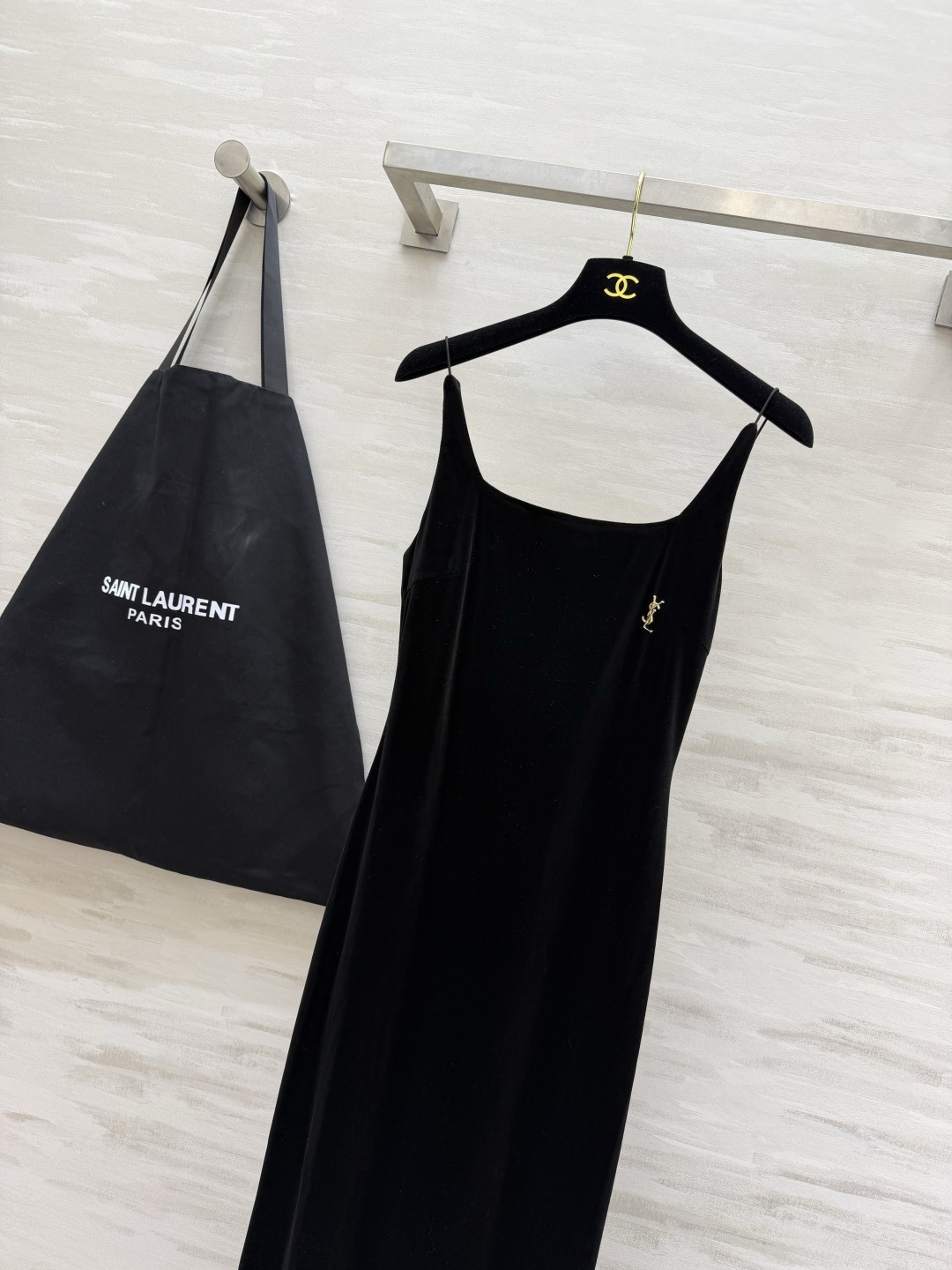 ꫛꫀꪝ今日新品🌟🛒品牌：YSL²⁶新品🖤：“𝑀𝑎𝑡𝑐ℎ𝑚𝑎𝑘𝑒𝑟 • 丝绒裙 ———『吊带裙』 字母胸针