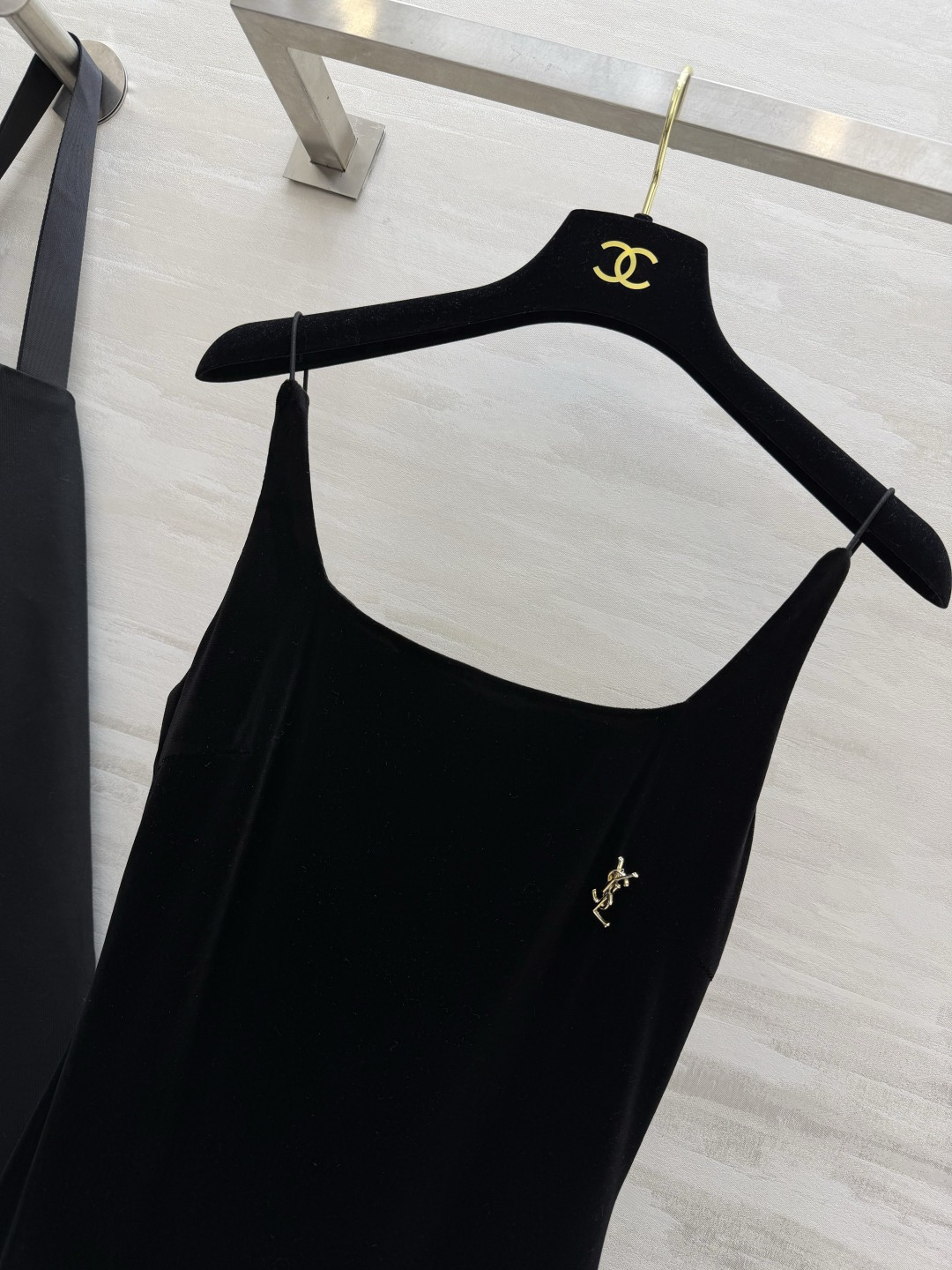 ꫛꫀꪝ今日新品🌟🛒品牌：YSL²⁶新品🖤：“𝑀𝑎𝑡𝑐ℎ𝑚𝑎𝑘𝑒𝑟 • 丝绒裙 ———『吊带裙』 字母胸针