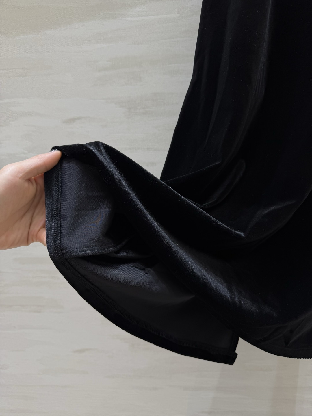 ꫛꫀꪝ今日新品🌟🛒品牌：YSL²⁶新品🖤：“𝑀𝑎𝑡𝑐ℎ𝑚𝑎𝑘𝑒𝑟 • 丝绒裙 ———『吊带裙』 字母胸针