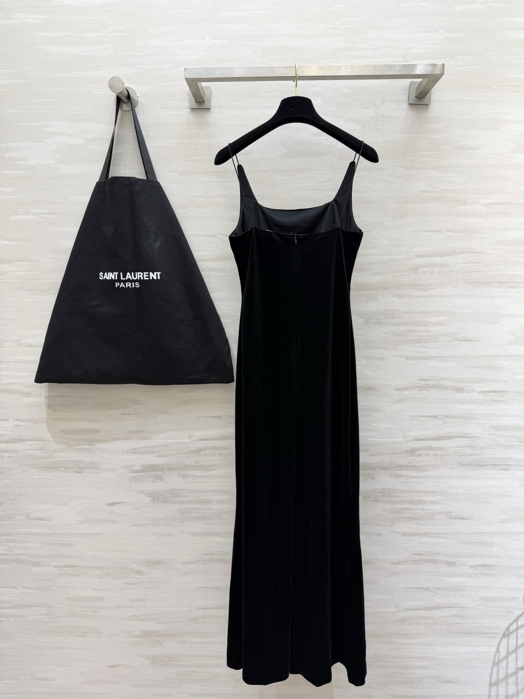 ꫛꫀꪝ今日新品🌟🛒品牌：YSL²⁶新品🖤：“𝑀𝑎𝑡𝑐ℎ𝑚𝑎𝑘𝑒𝑟 • 丝绒裙 ———『吊带裙』 字母胸针