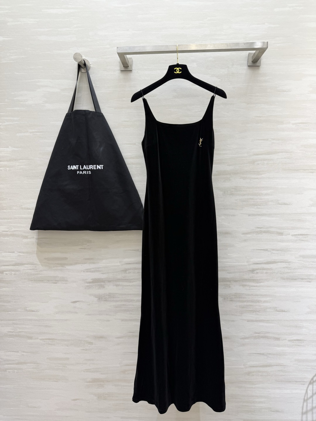 ꫛꫀꪝ今日新品🌟🛒品牌：YSL²⁶新品🖤：“𝑀𝑎𝑡𝑐ℎ𝑚𝑎𝑘𝑒𝑟 • 丝绒裙 ———『吊带裙』 字母胸针