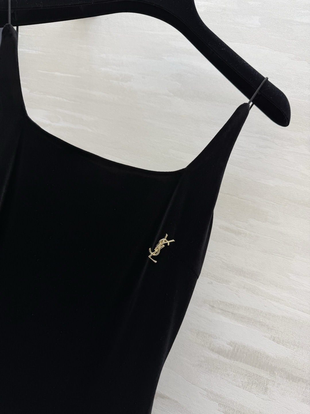 ꫛꫀꪝ今日新品🌟🛒品牌：YSL²⁶新品🖤：“𝑀𝑎𝑡𝑐ℎ𝑚𝑎𝑘𝑒𝑟 • 丝绒裙 ———『吊带裙』 字母胸针