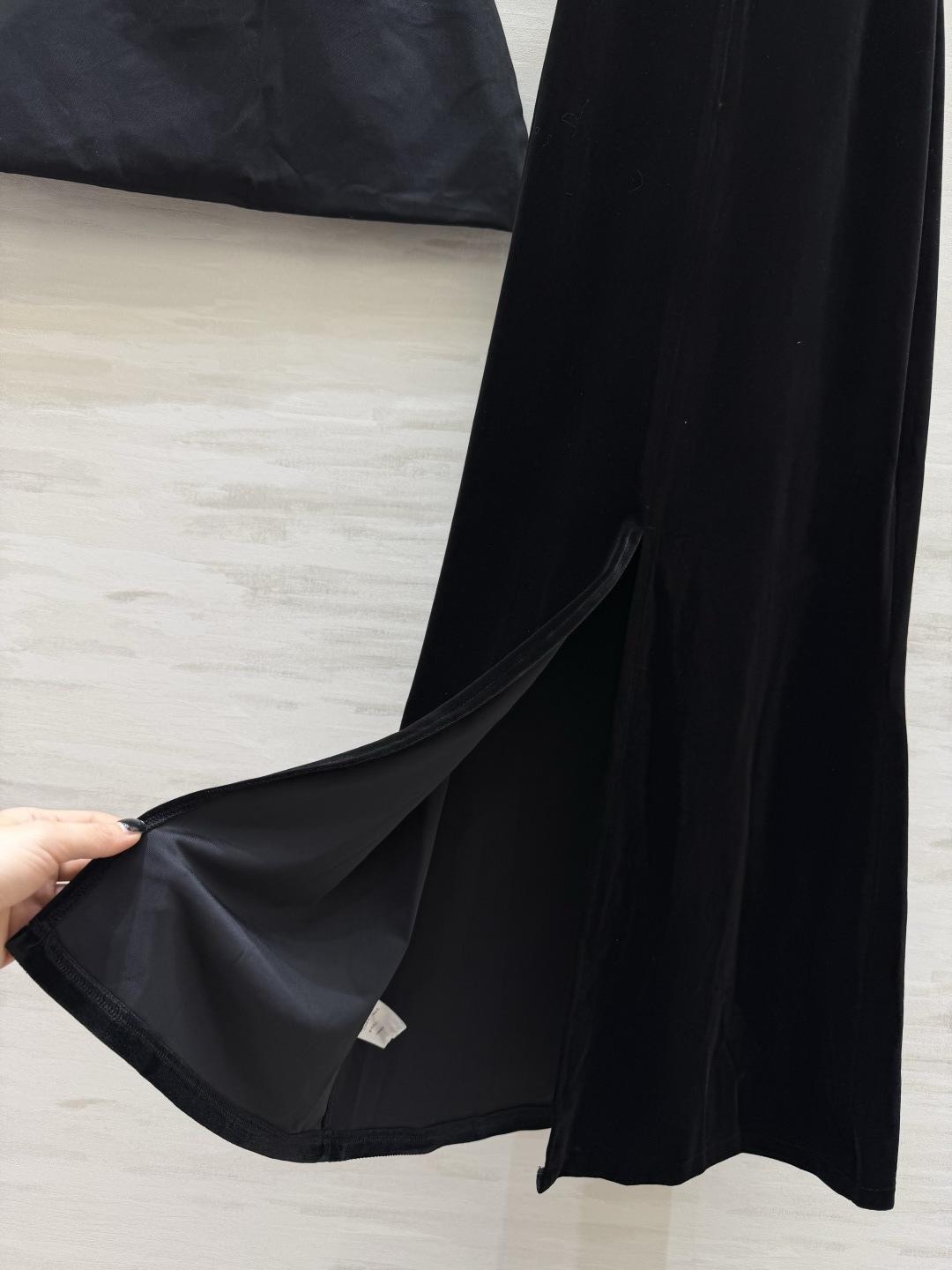 ꫛꫀꪝ今日新品🌟🛒品牌：YSL²⁶新品🖤：“𝑀𝑎𝑡𝑐ℎ𝑚𝑎𝑘𝑒𝑟 • 丝绒裙 ———『吊带裙』 字母胸针