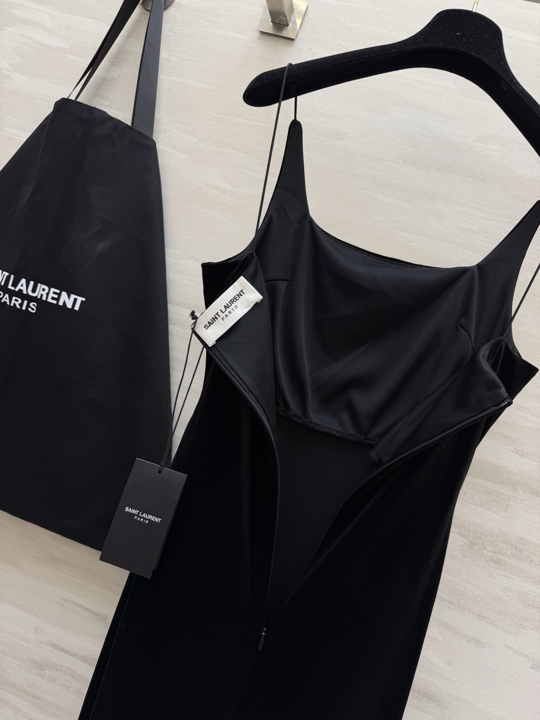 ꫛꫀꪝ今日新品🌟🛒品牌：YSL²⁶新品🖤：“𝑀𝑎𝑡𝑐ℎ𝑚𝑎𝑘𝑒𝑟 • 丝绒裙 ———『吊带裙』 字母胸针