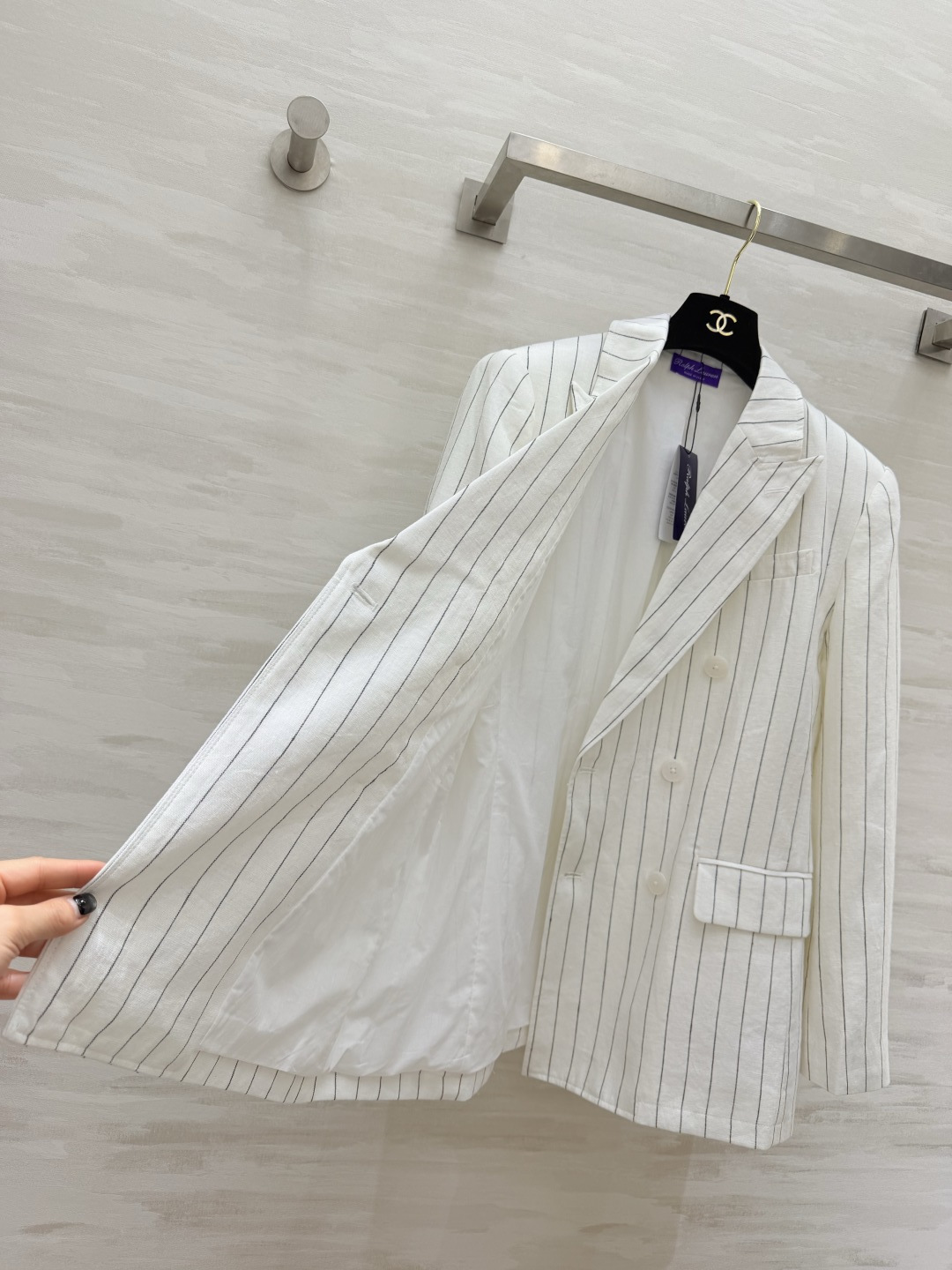 #Ralph Laure♡²⁶紫标系列 白调条纹亚麻西装 清爽利落的双排扣版型 细竖条纹视觉显瘦又拉长比