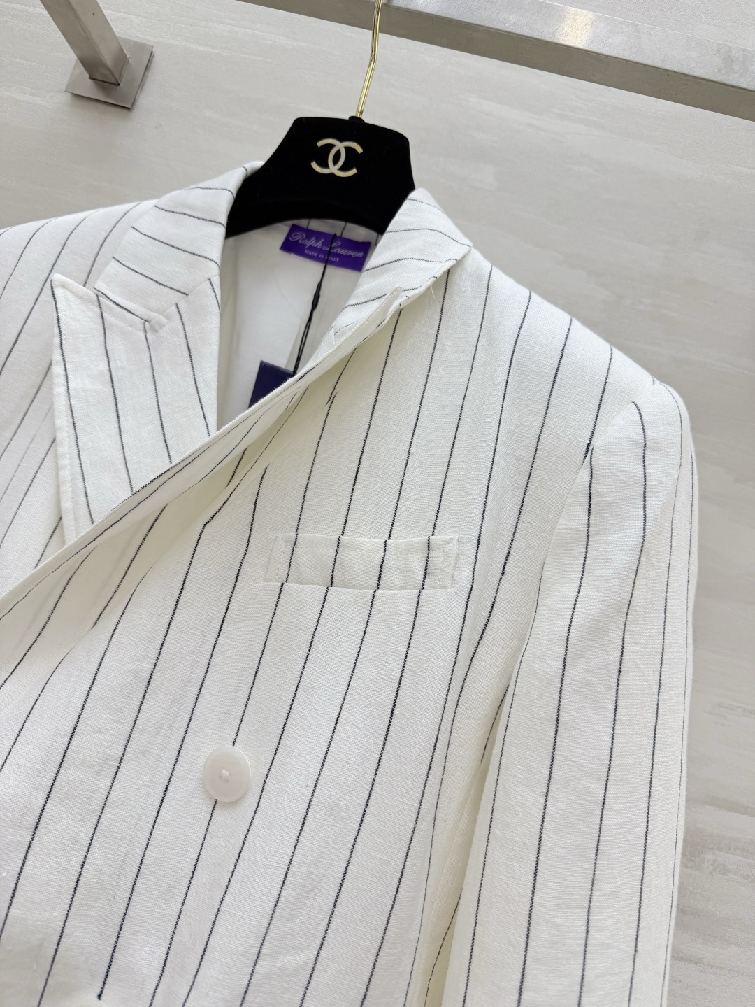 #Ralph Laure♡²⁶紫标系列 白调条纹亚麻西装 清爽利落的双排扣版型 细竖条纹视觉显瘦又拉长比