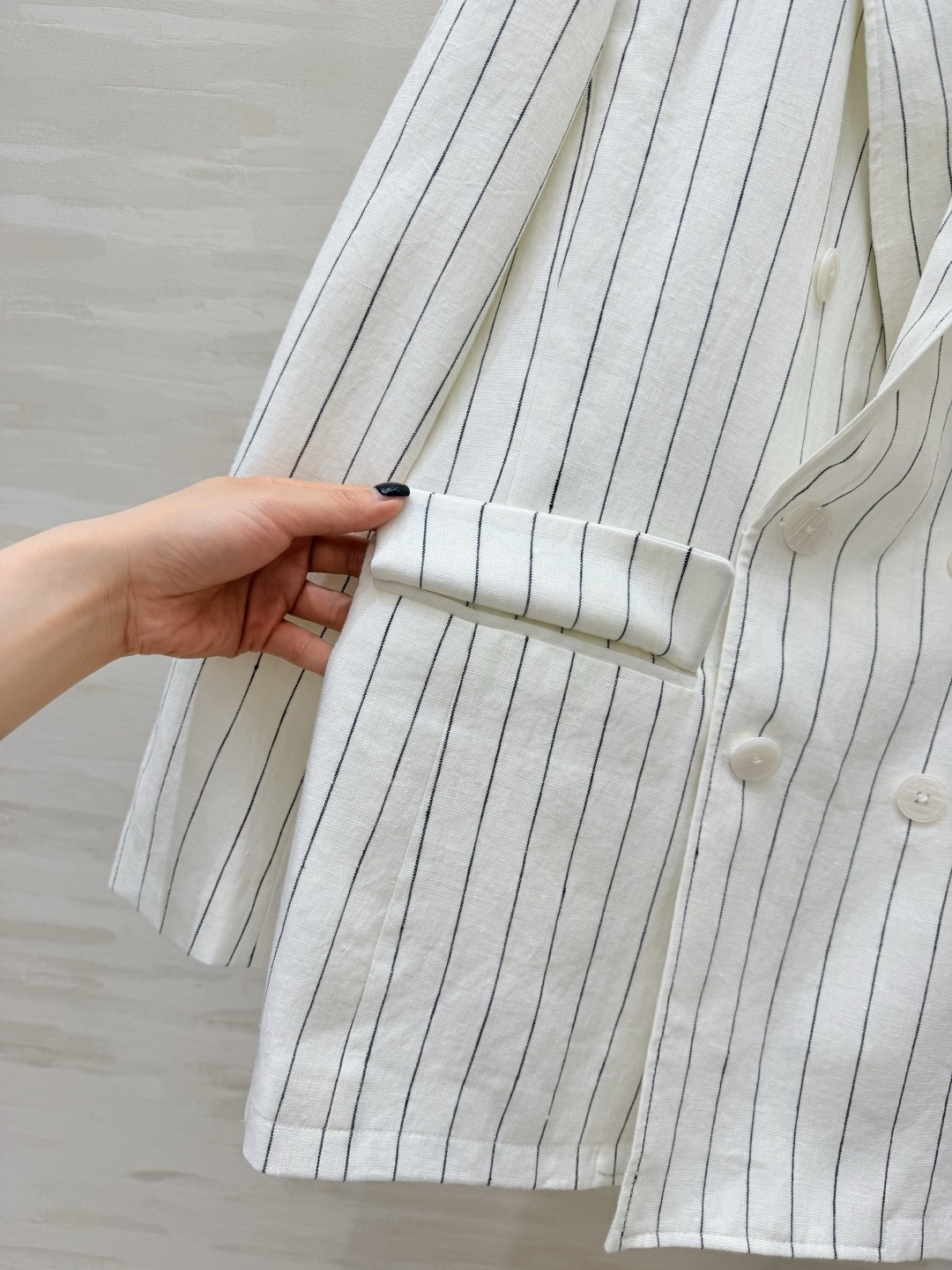 #Ralph Laure♡²⁶紫标系列 白调条纹亚麻西装 清爽利落的双排扣版型 细竖条纹视觉显瘦又拉长比