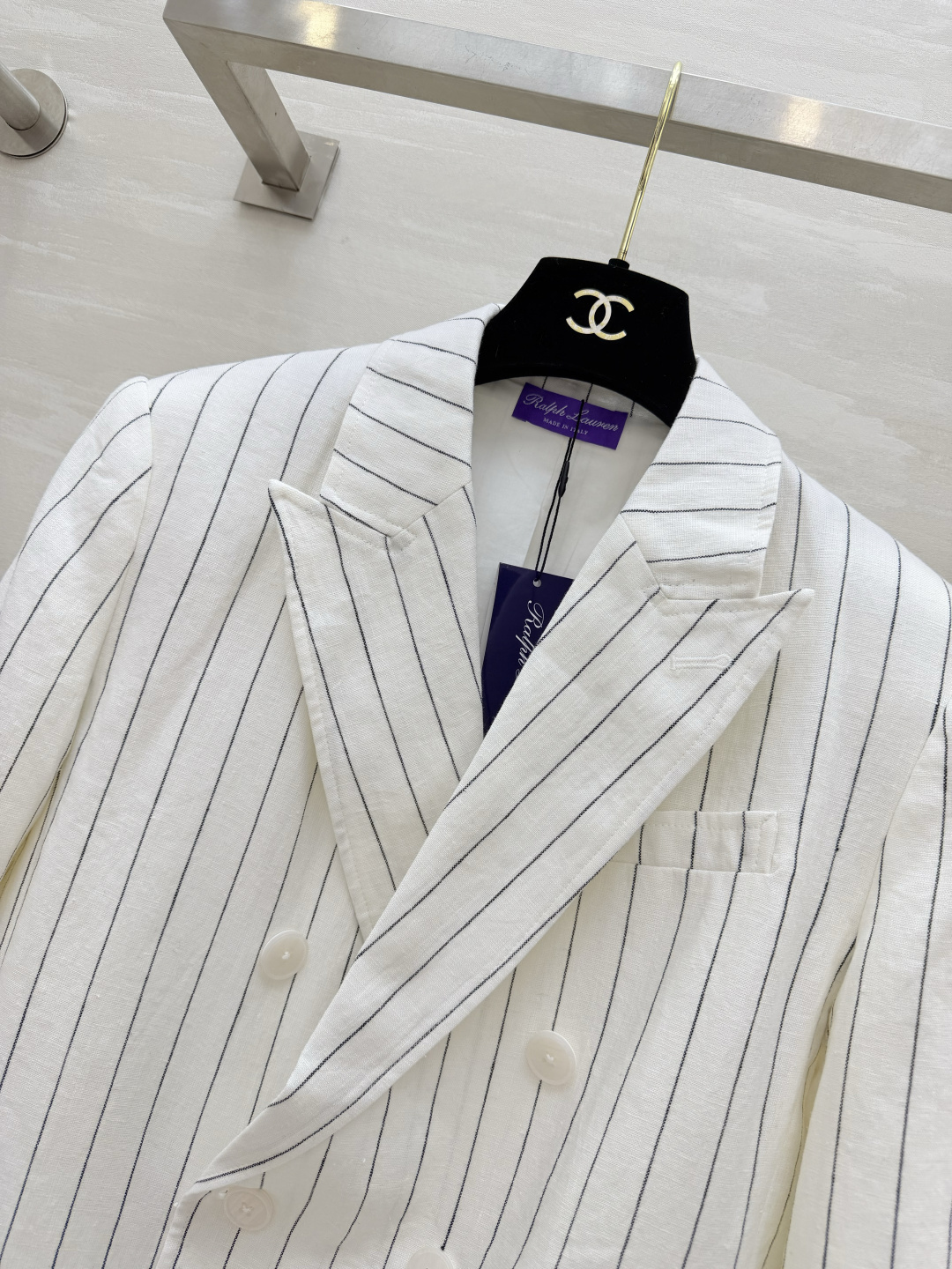 #Ralph Laure♡²⁶紫标系列 白调条纹亚麻西装 清爽利落的双排扣版型 细竖条纹视觉显瘦又拉长比